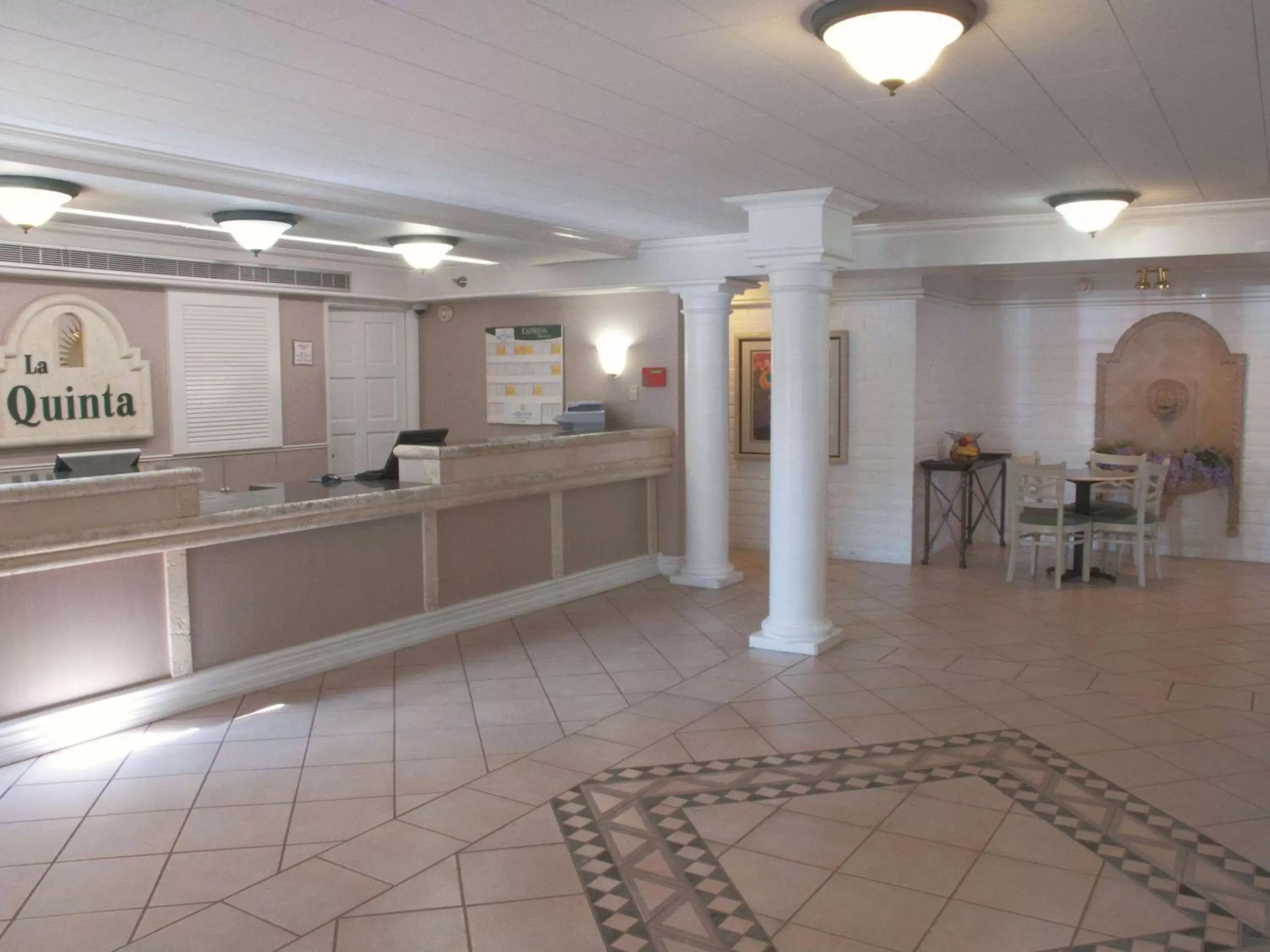 Lobby or reception, Restaurant/Places to Eat in La Quinta Inn by Wyndham Bakersfield South