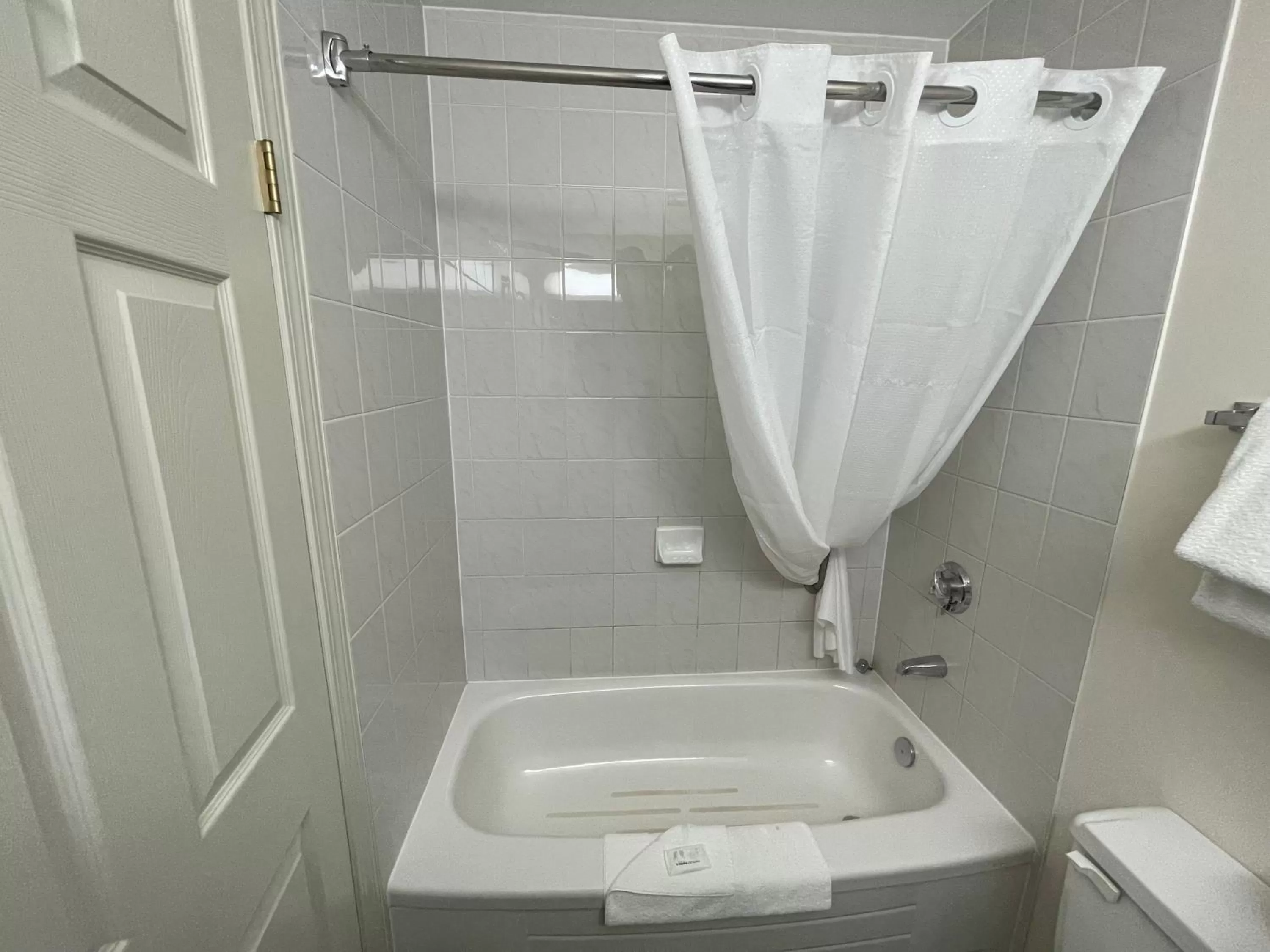 Bath in Travelodge by Wyndham Fort St John