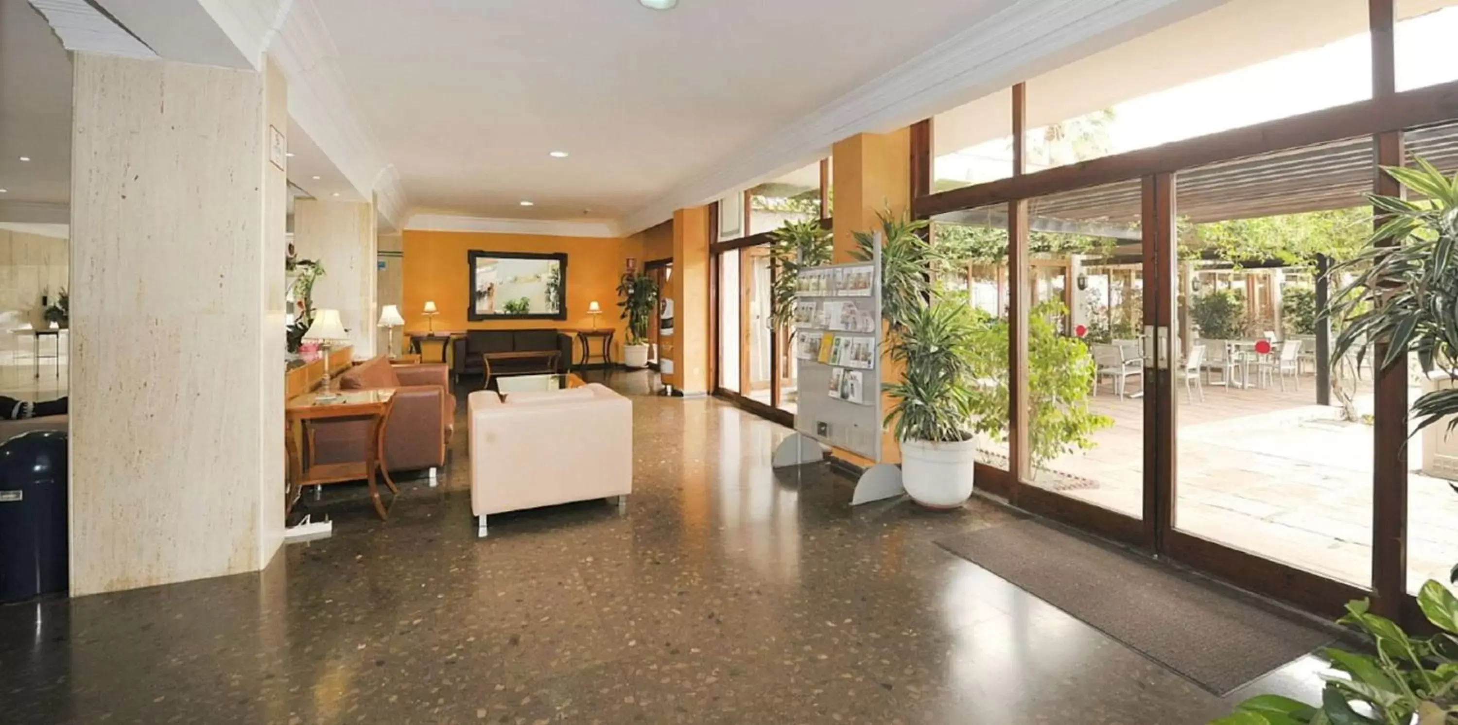 Lobby or reception in Hotel Salobreña Suites