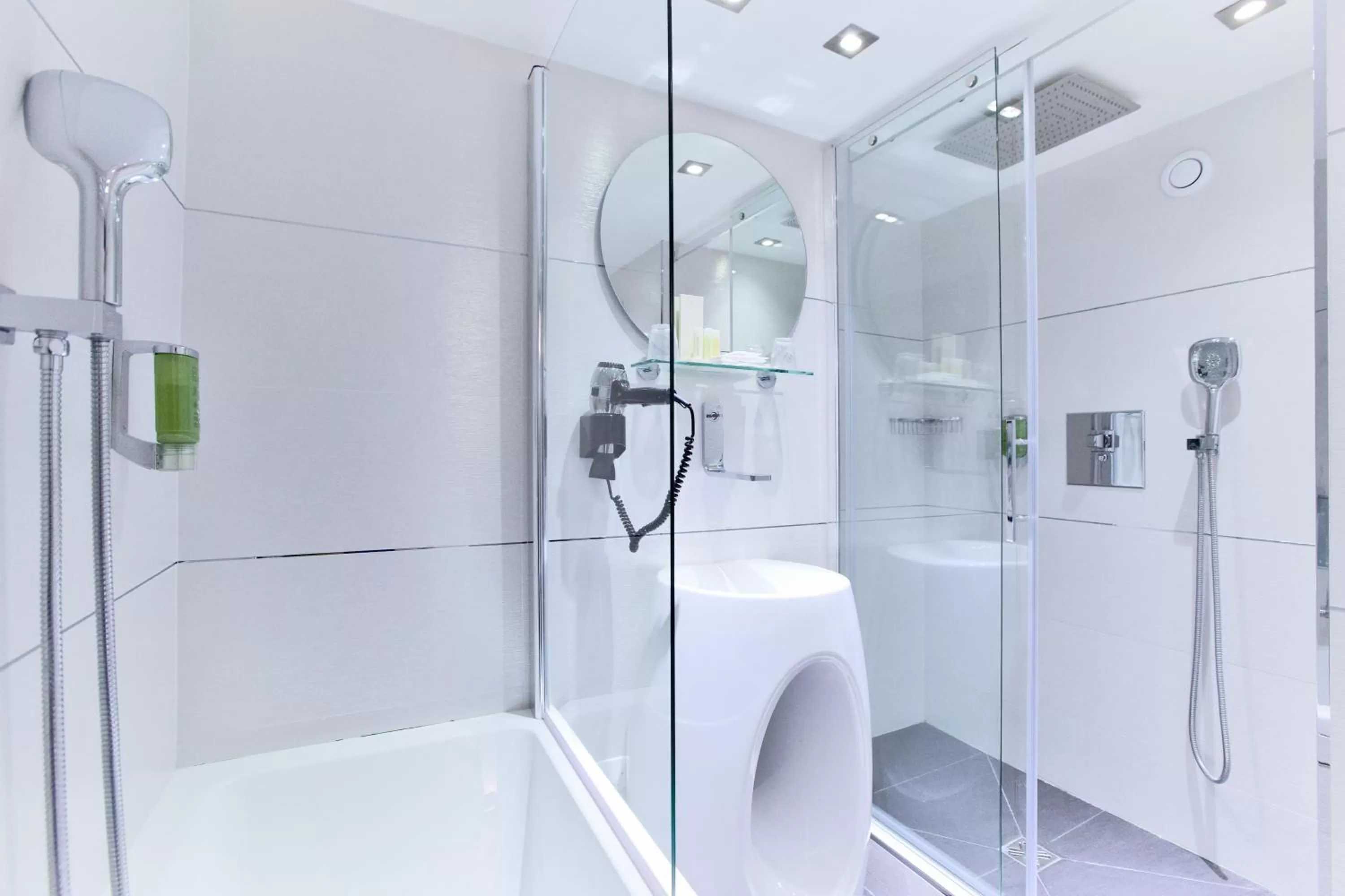 Bathroom in GOLDEN TULIP CANNES HOTEL de PARIS