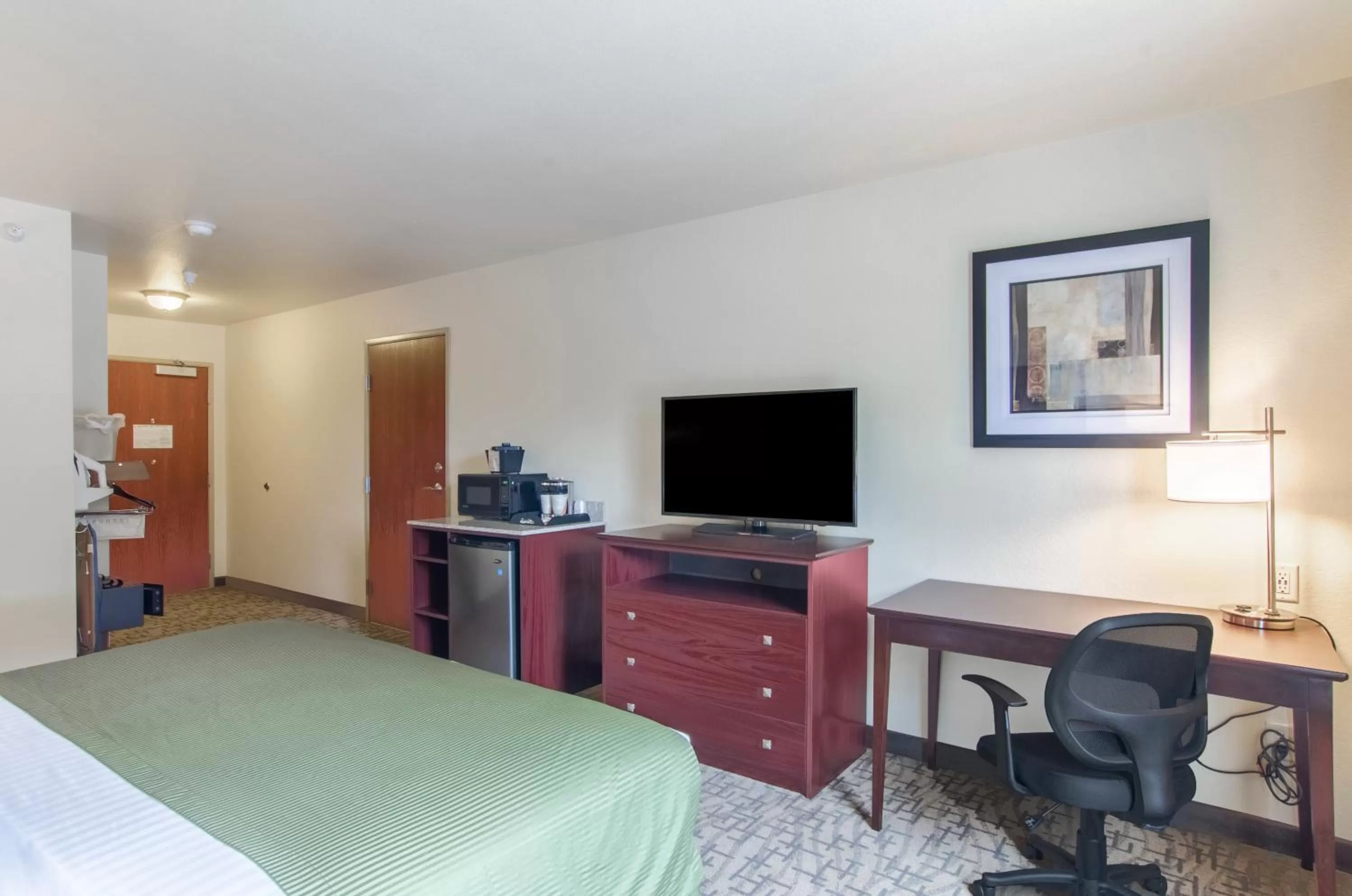 TV and multimedia, Bed in Cobblestone Inn & Suites - Guernsey
