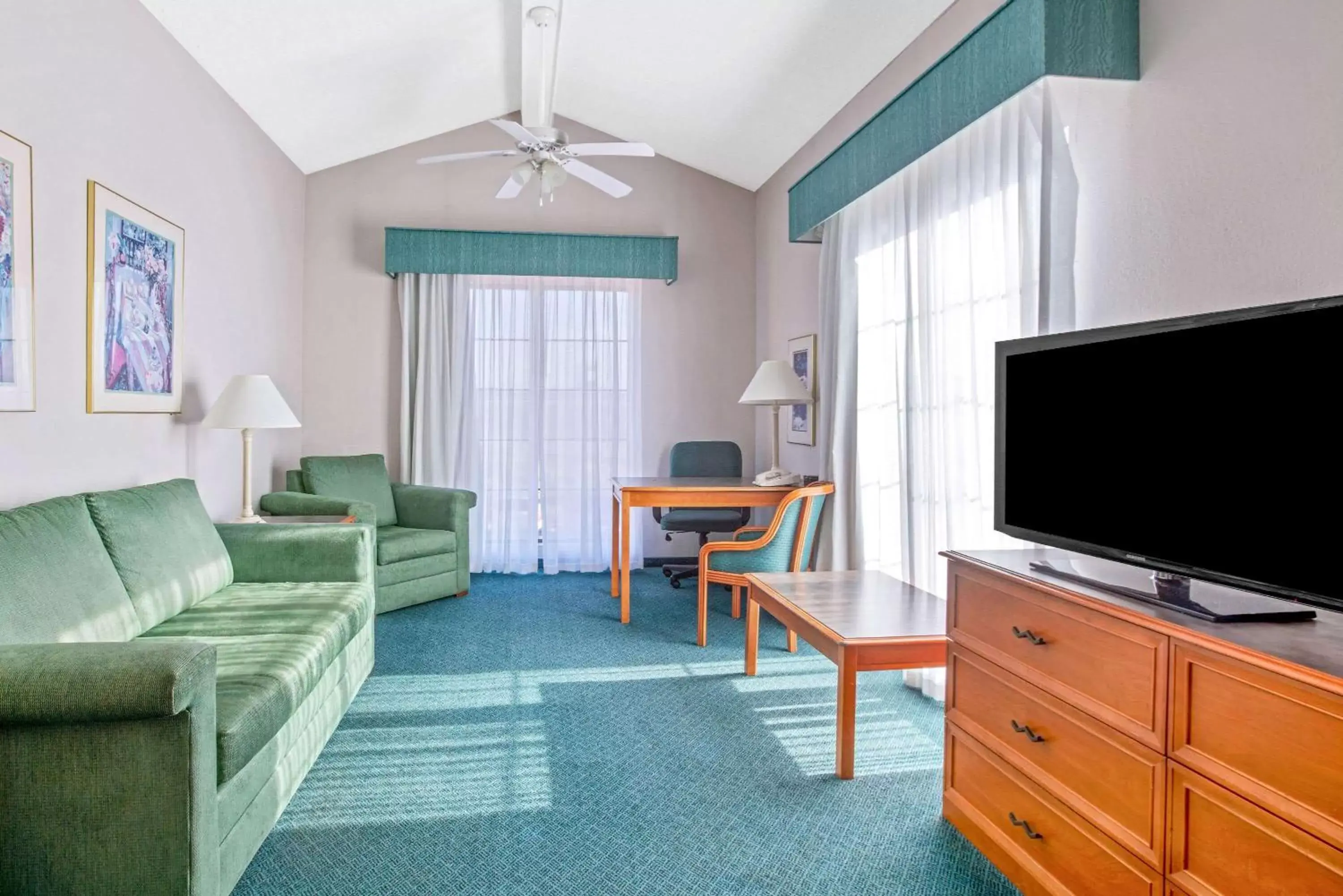 Photo of the whole room, Seating Area in La Quinta Inn by Wyndham Reno