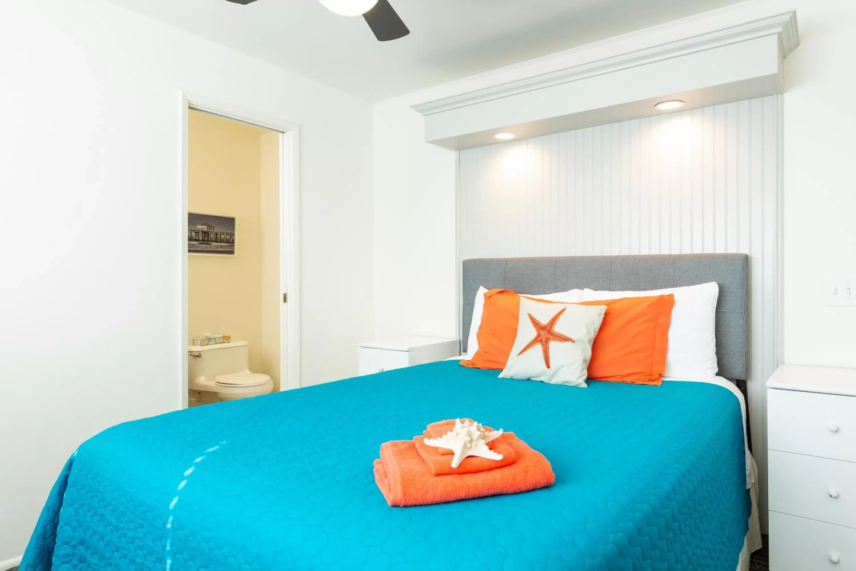 Photo of the whole room, Bed in The Sea View Inn At The Beach Photo of the whole room, Bed in The Sea View Inn At The Beach