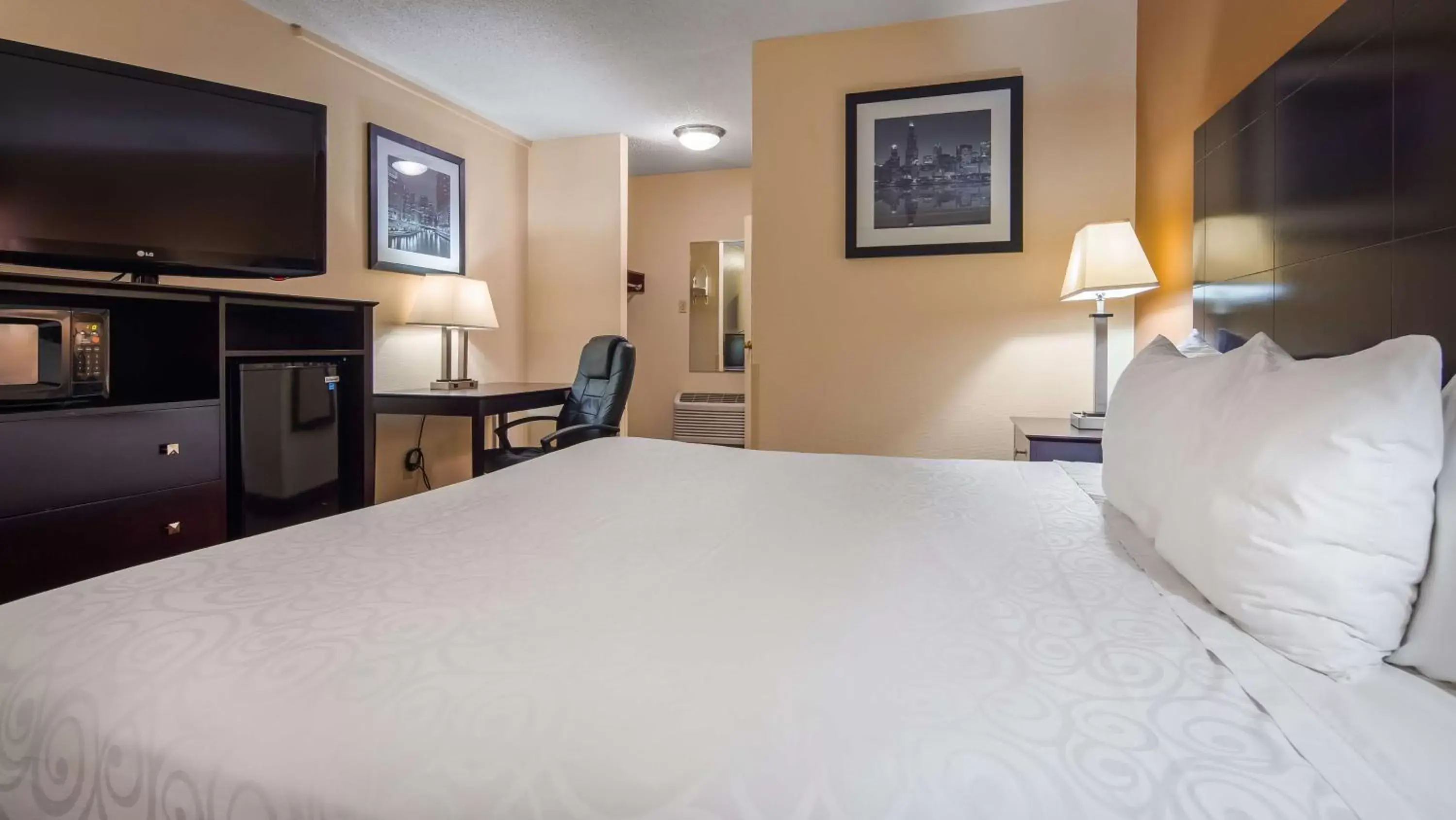 Photo of the whole room, Bed in Best Western Inn of St. Charles