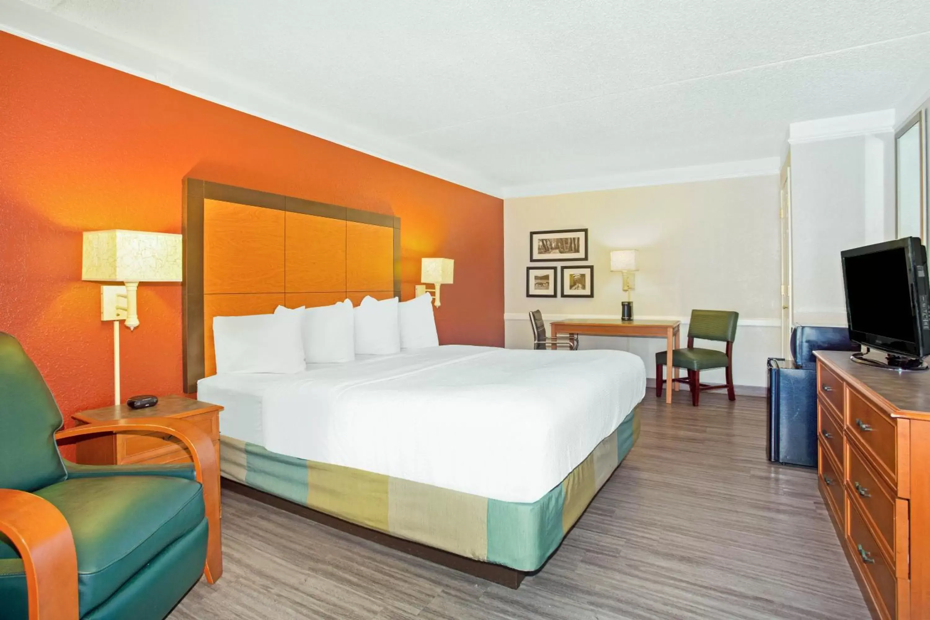 Bed in La Quinta Inn by Wyndham Victoria