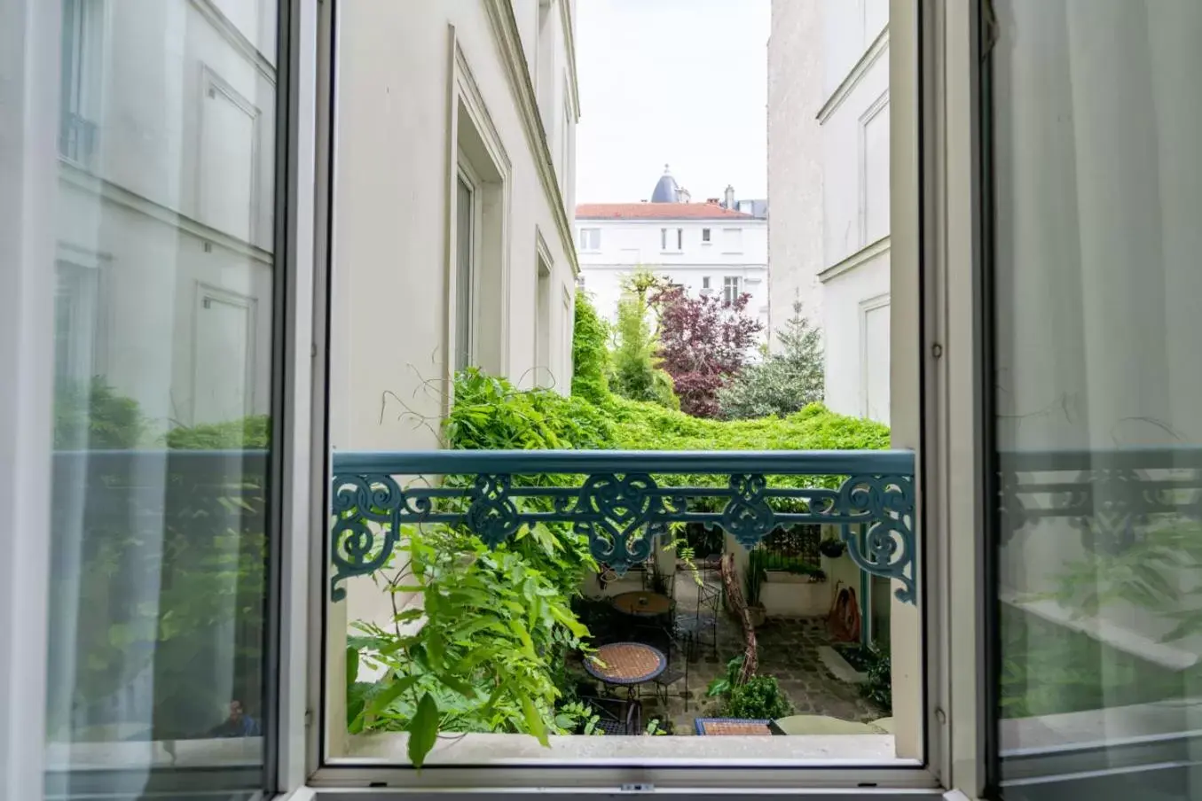 Garden view in Nouvel Hôtel