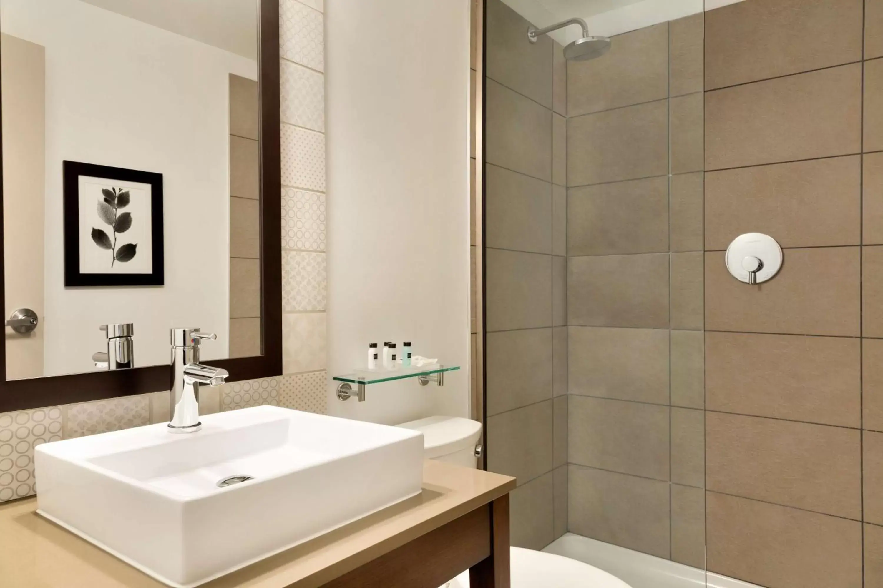 Bathroom in Country Inn & Suites by Radisson, Seattle-Tacoma International Airport, WA