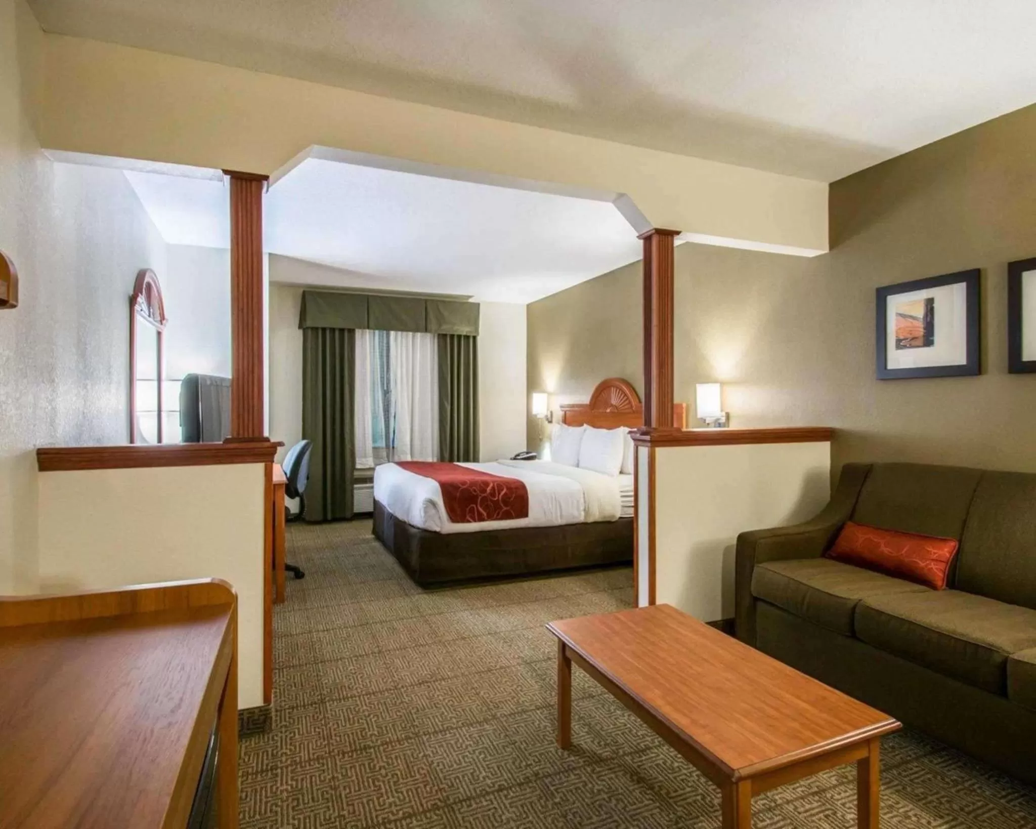 Photo of the whole room, Bed in Comfort Suites Fort Pierce I-95