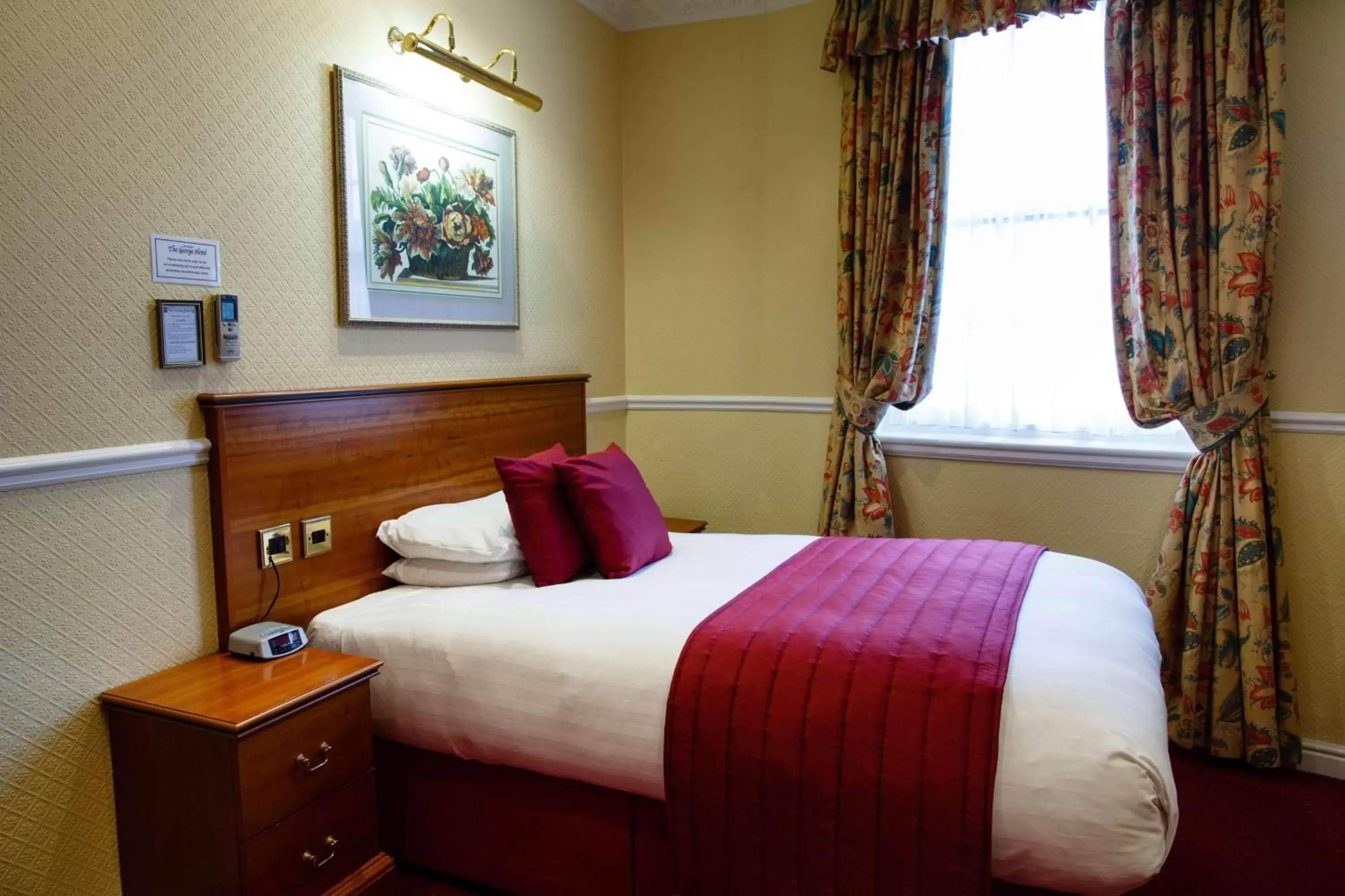 Photo of the whole room, Bed in Best Western Lichfield City Centre The George Hotel