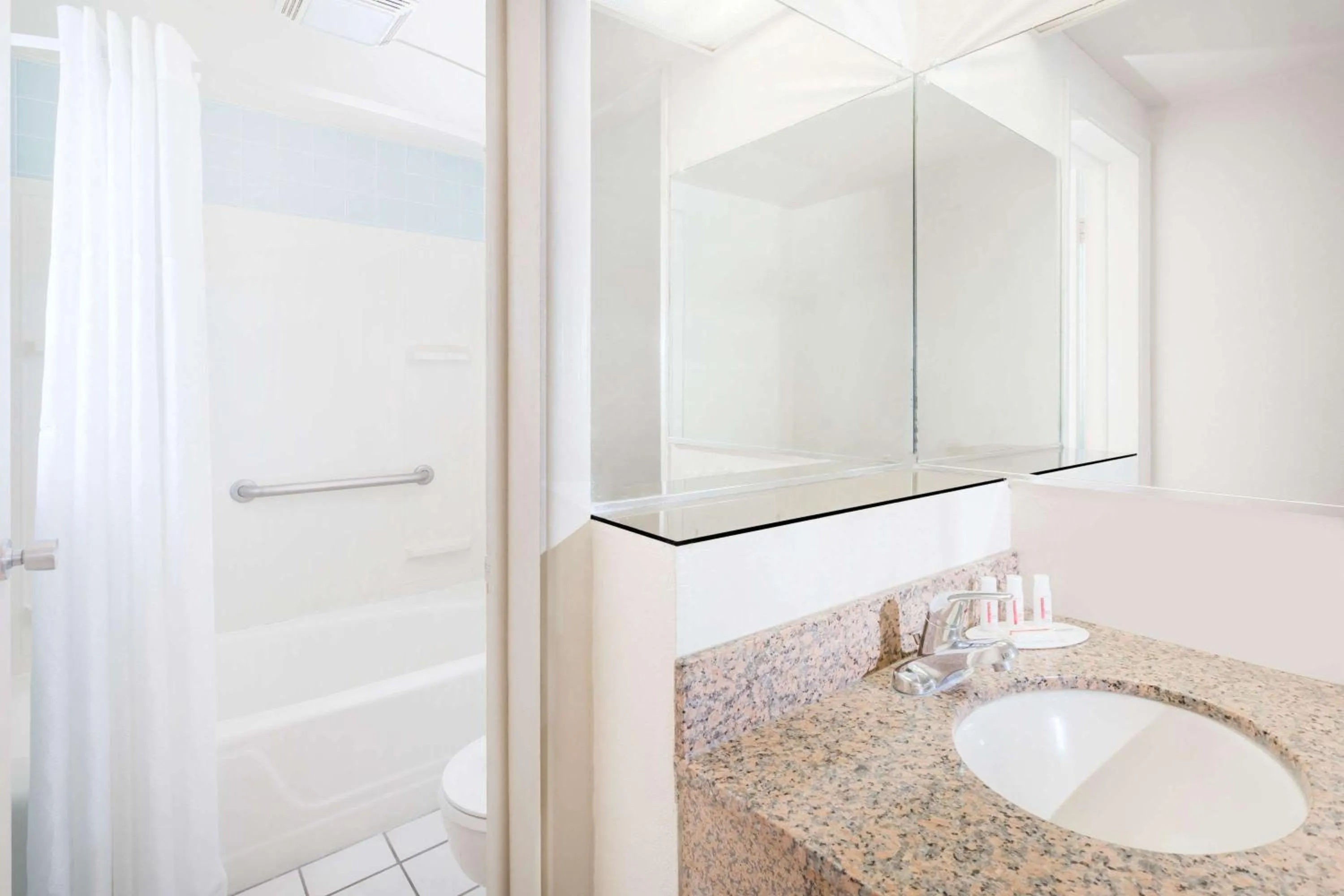 Photo of the whole room in Knights Inn Statesboro