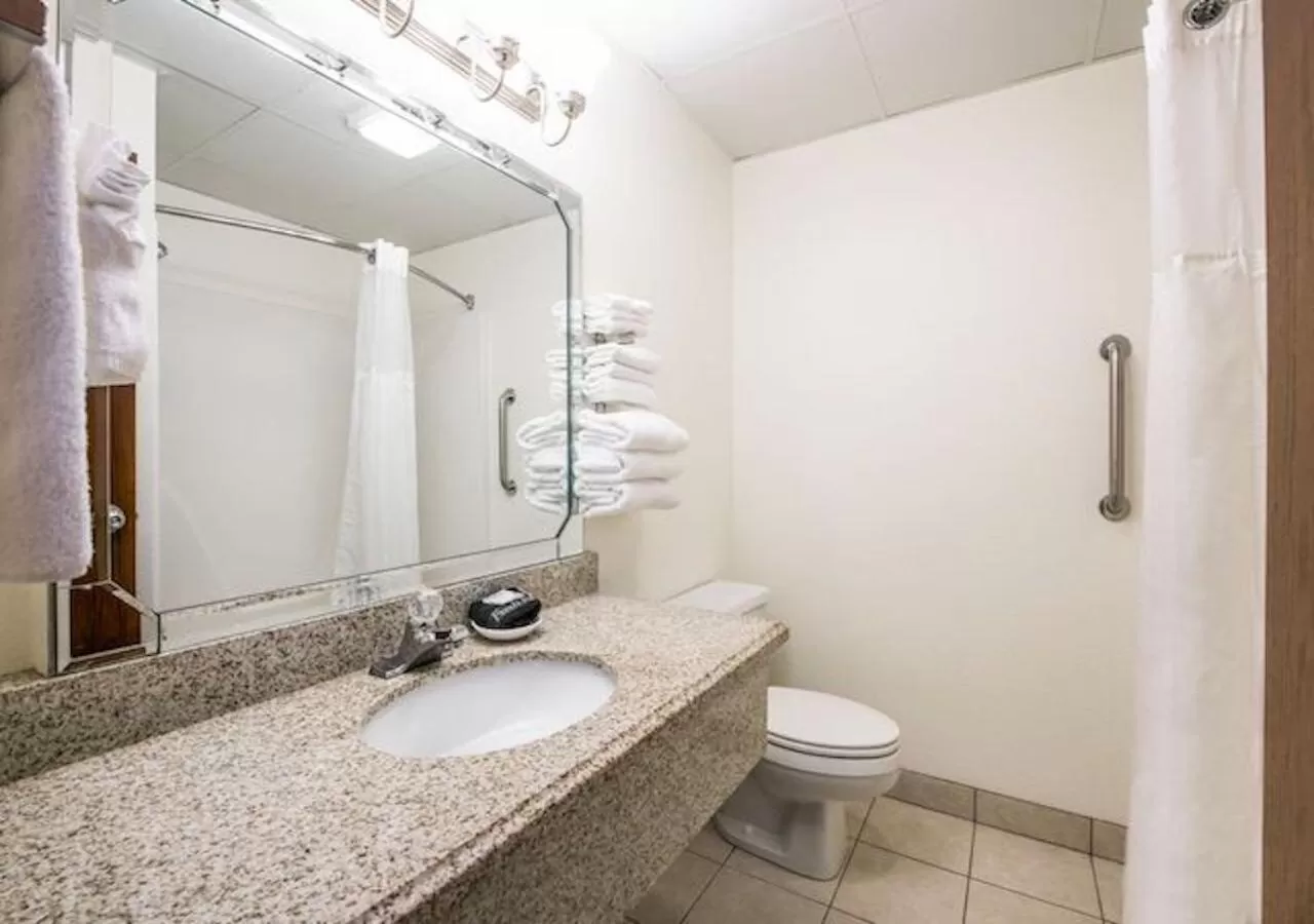 Bathroom in Savannah House Hotel