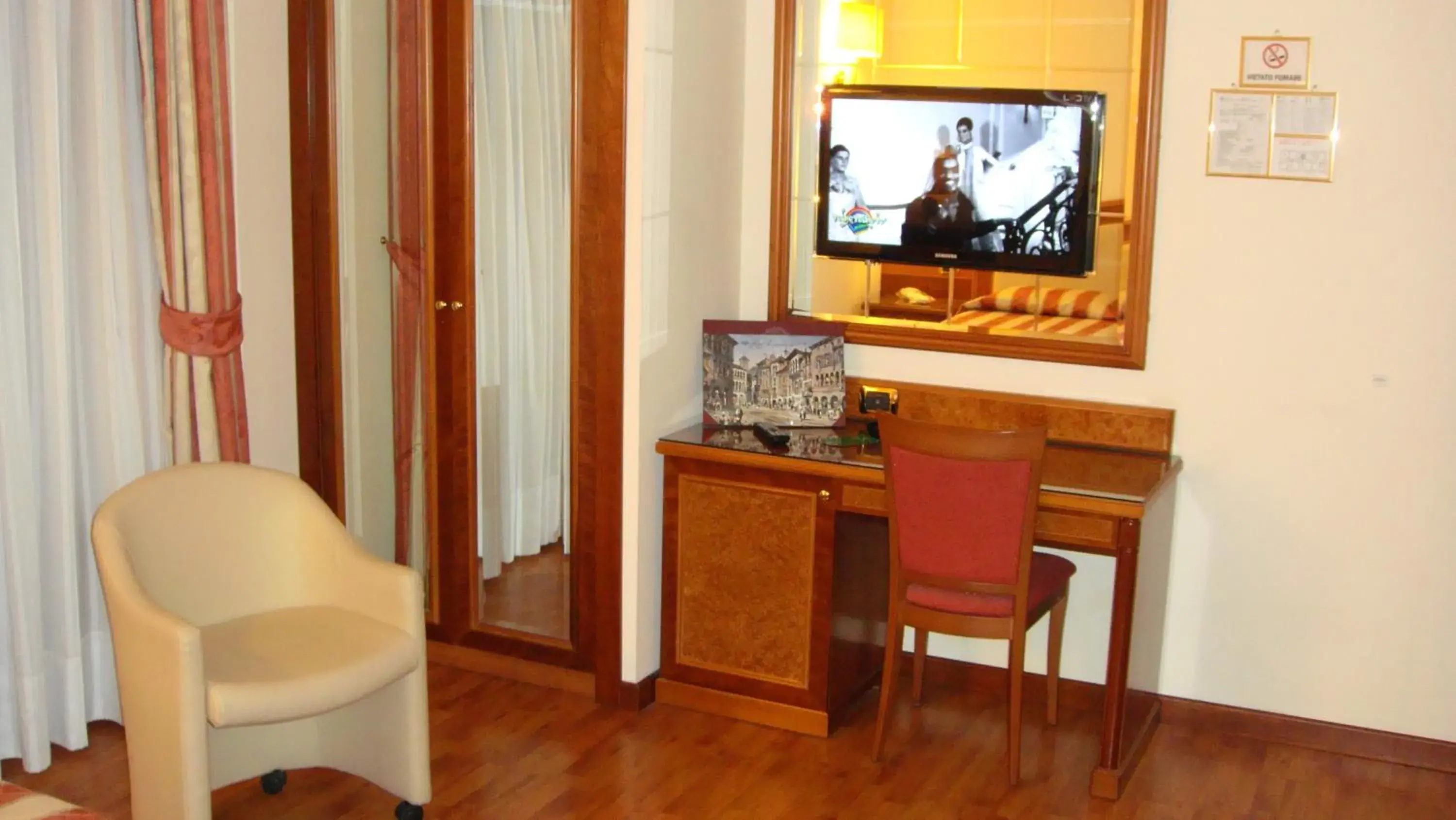 Seating area, TV/Entertainment Center in Albergo Corona