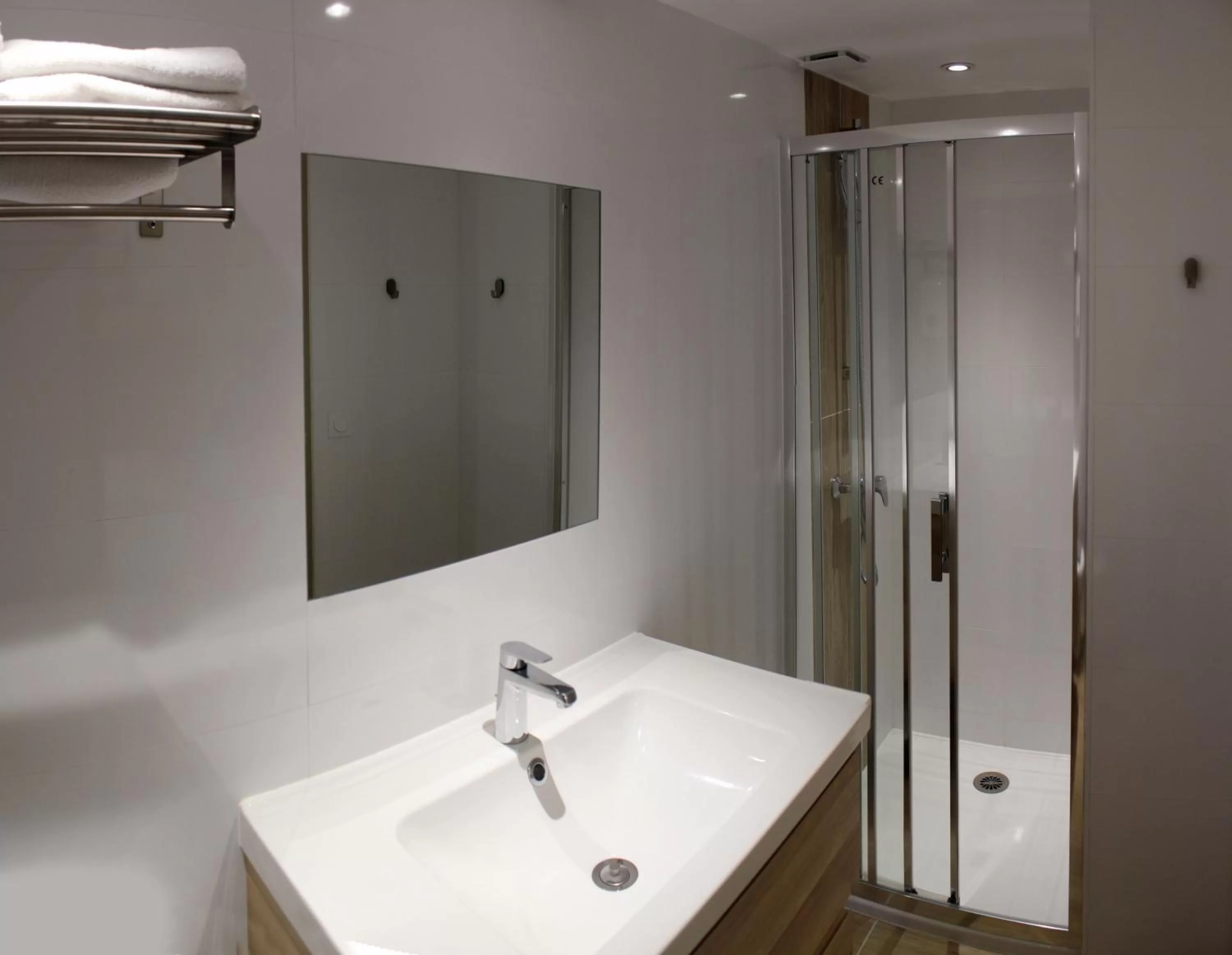 Bathroom in Hôtel Le Printemps