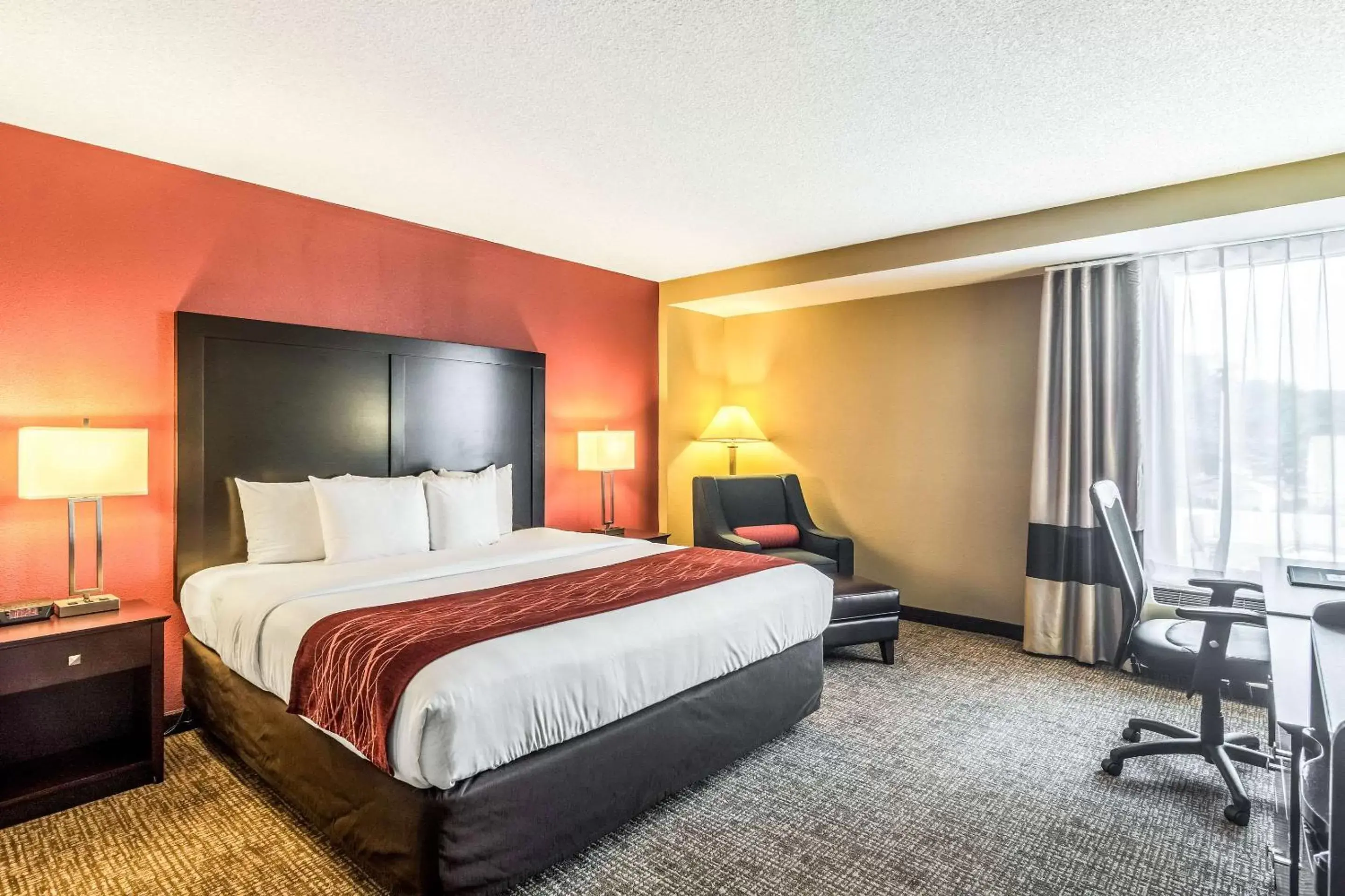 Photo of the whole room, Bed in Comfort Inn Convention Center-Chicago O’hare Airport