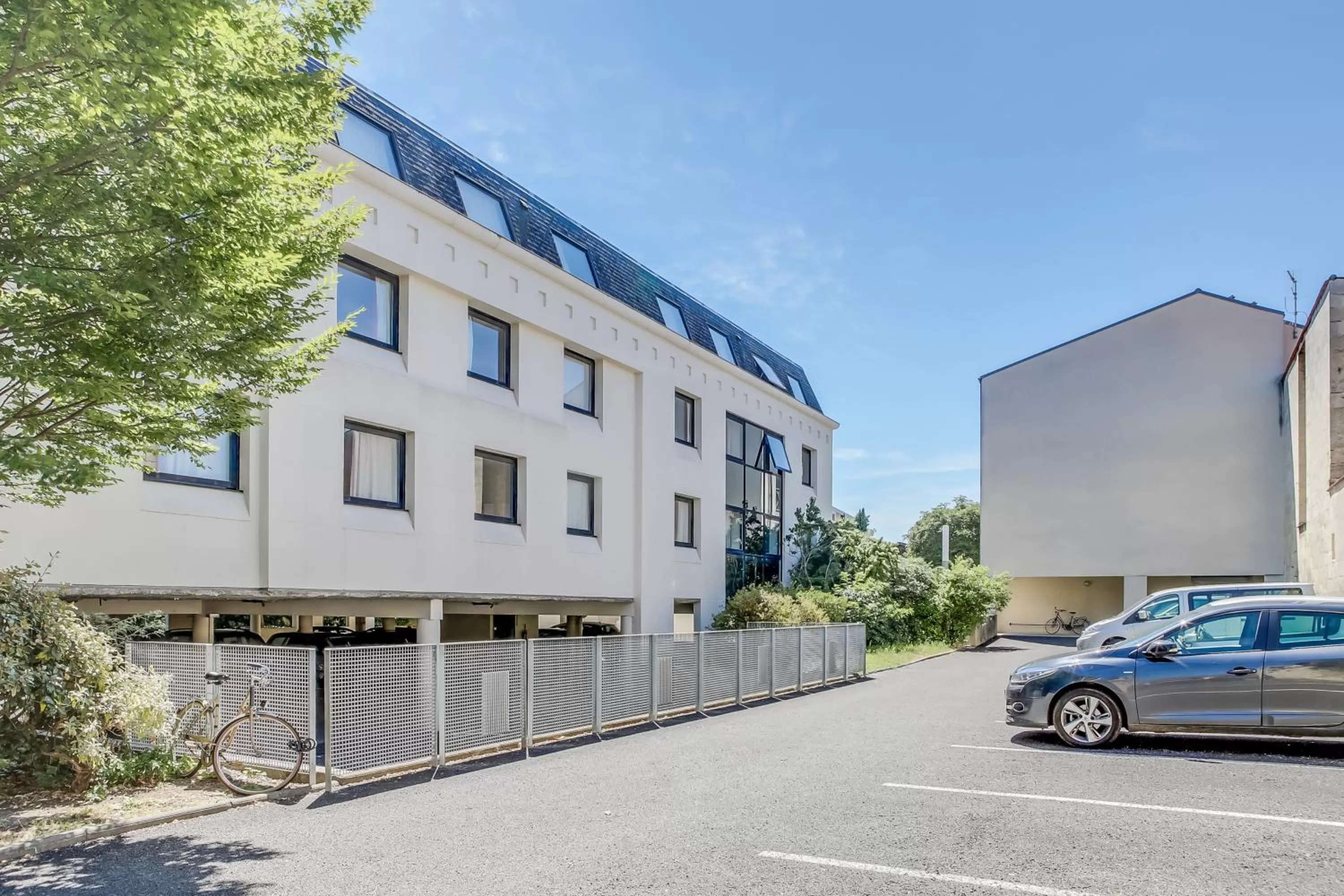 Property building in Victoria Garden Bordeaux Centre