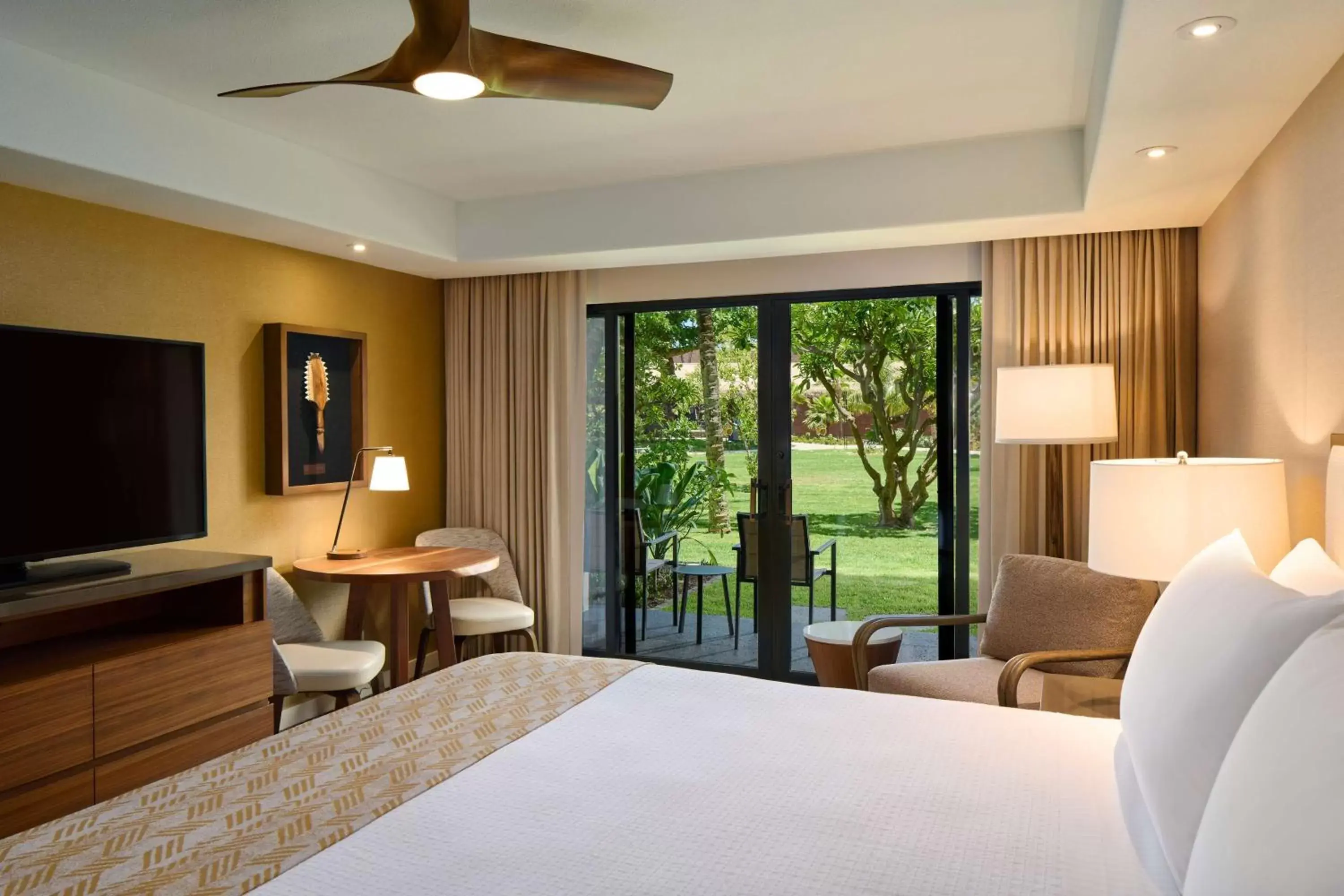 Bedroom, Bed in OUTRIGGER Kāʻanapali Beach Resort