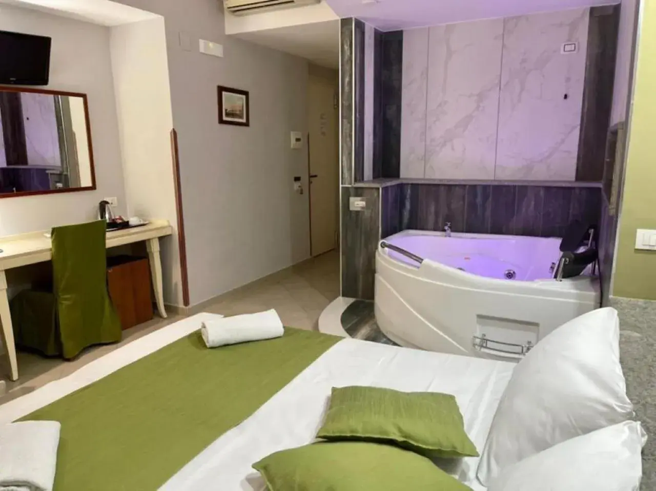 Hot Tub, Bed in Hotel San Paolo