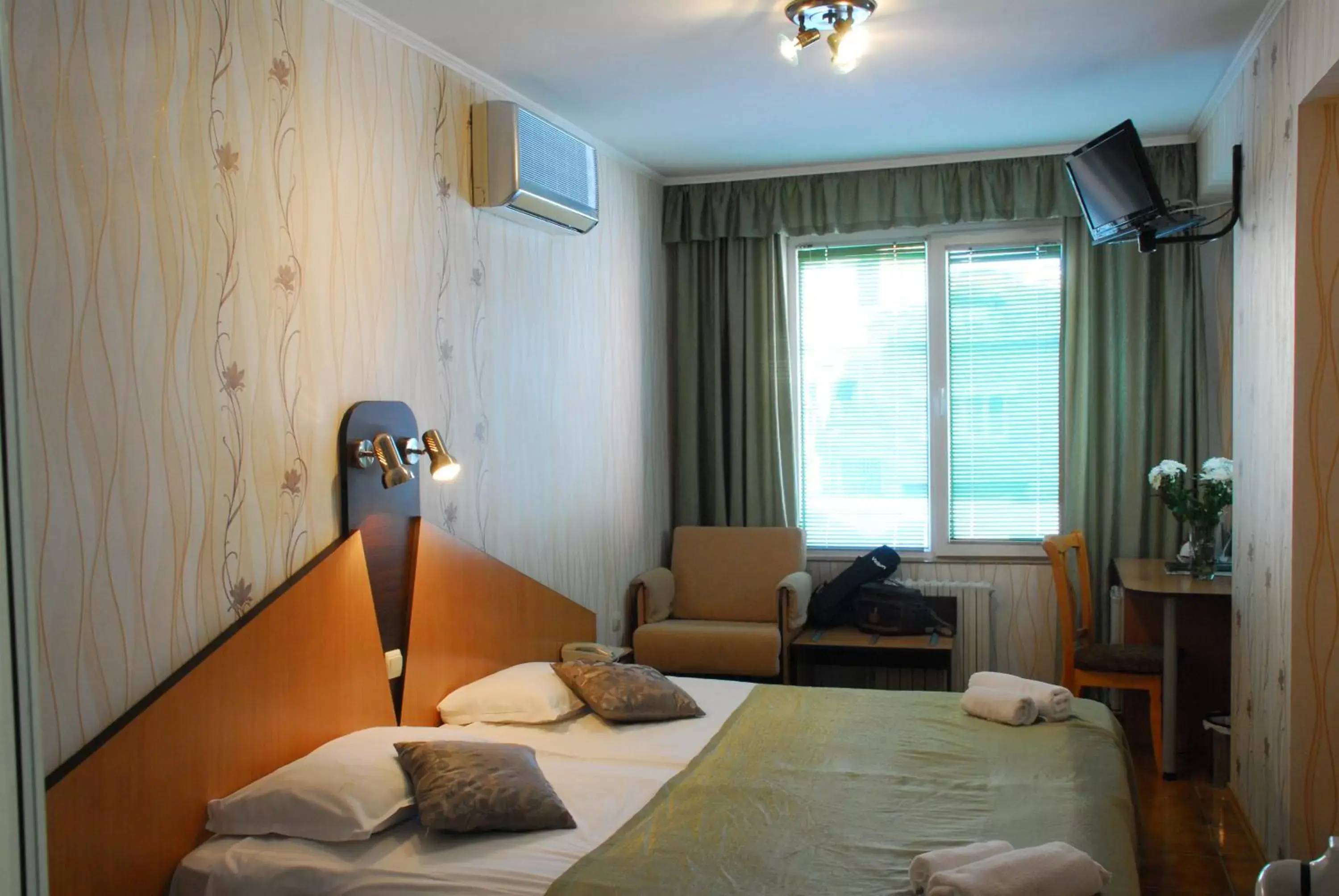 Photo of the whole room, Bed in Noviz Hotel