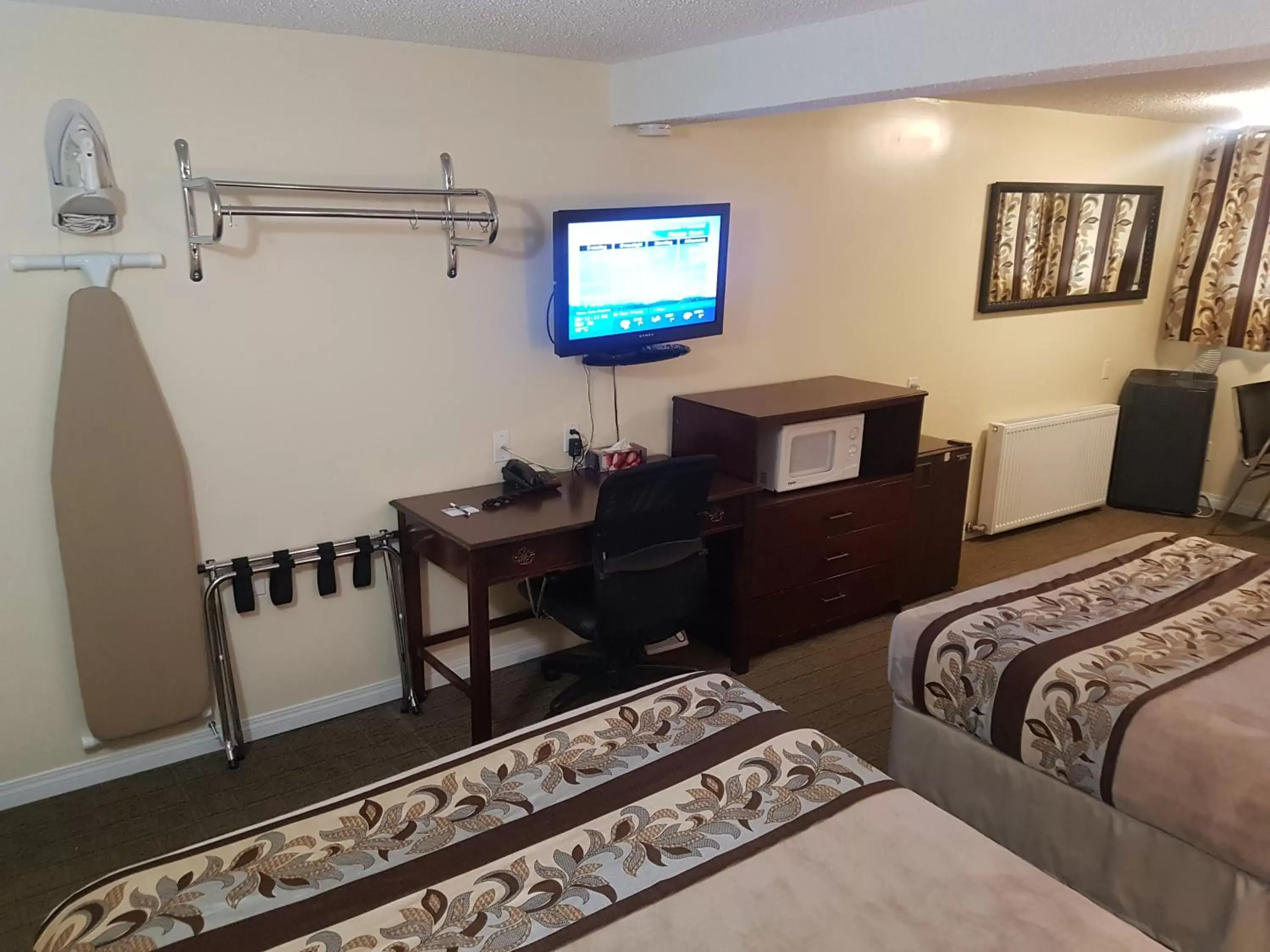 Bed, TV/Entertainment Center in Parkway Motel & European Lodges