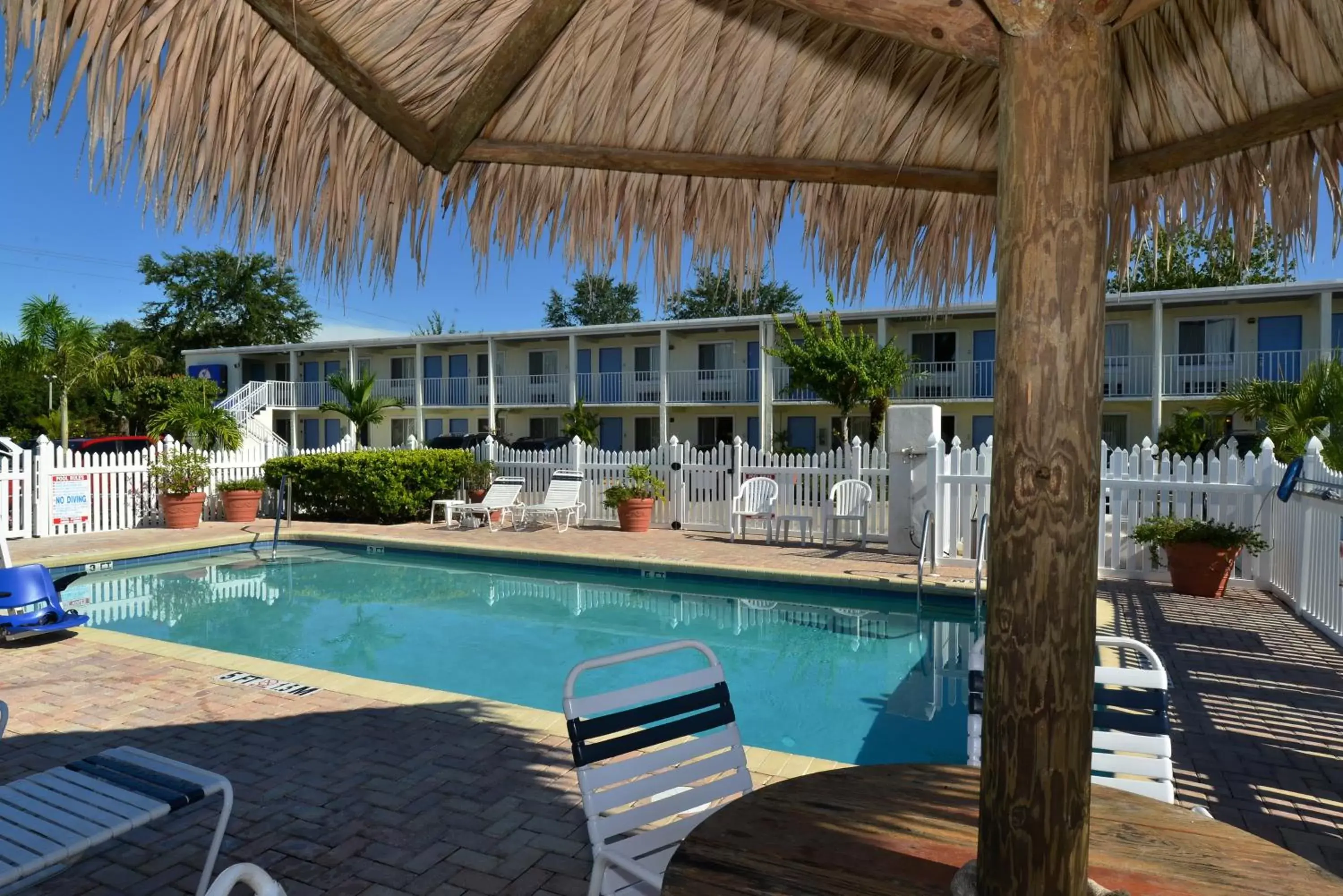 Swimming Pool in Americas Best Value Inn Bradenton-Sarasota