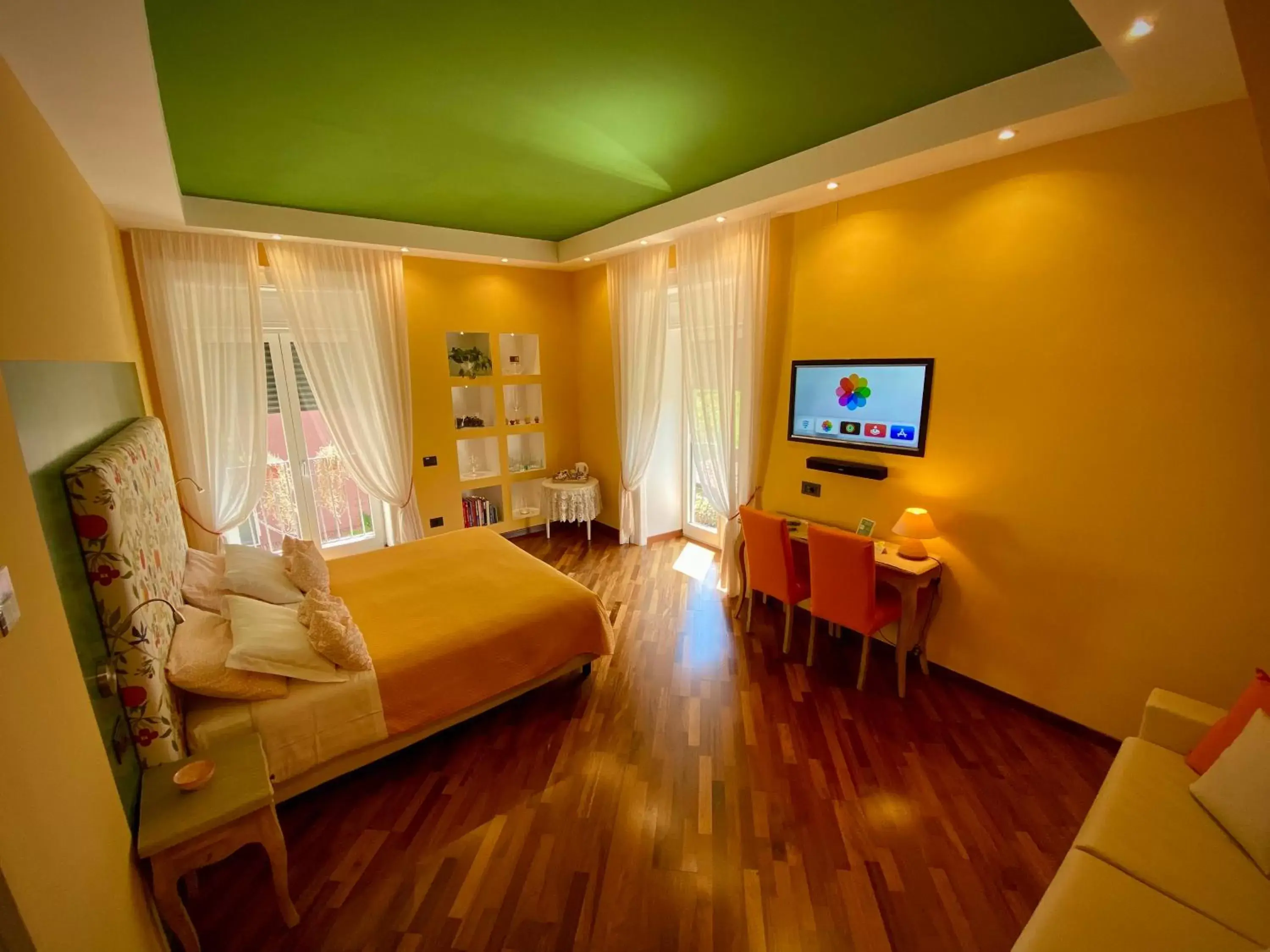 Bedroom, TV/Entertainment Center in Il Giardino Segreto