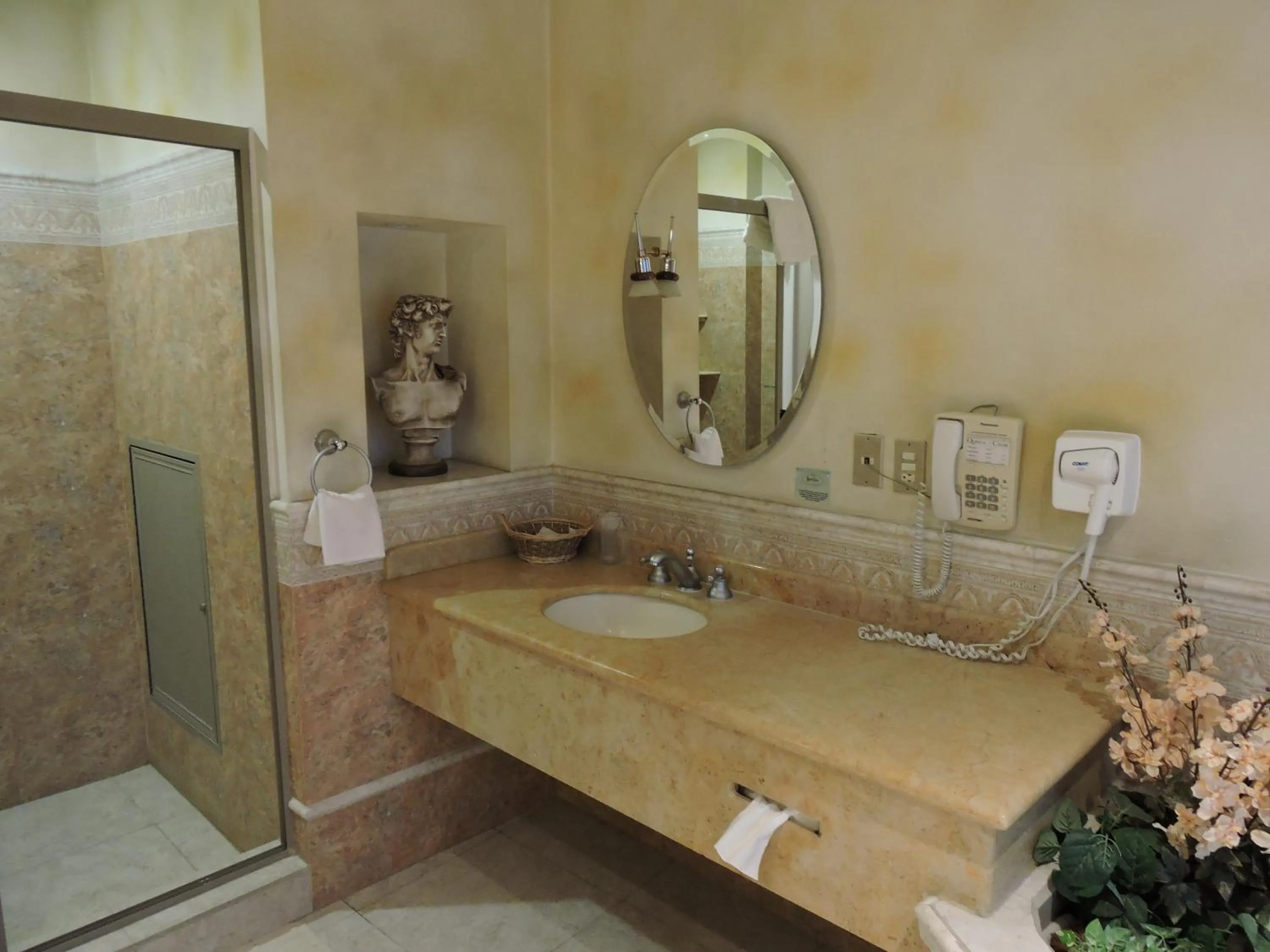 Shower in Hotel Quinta Cesar