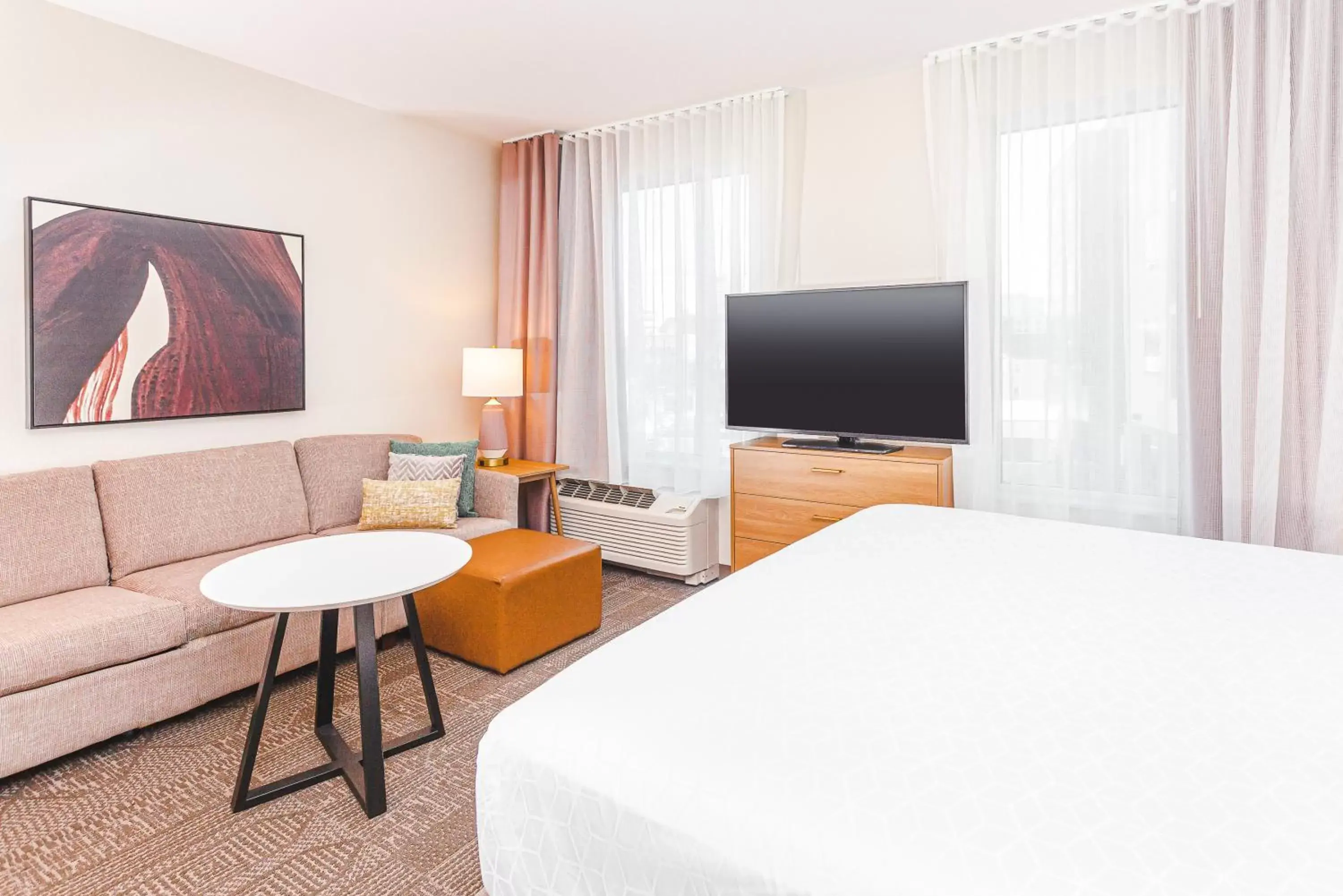 Bed, TV/Entertainment Center in Staybridge Suites - Nashville - Vanderbilt, an IHG Hotel