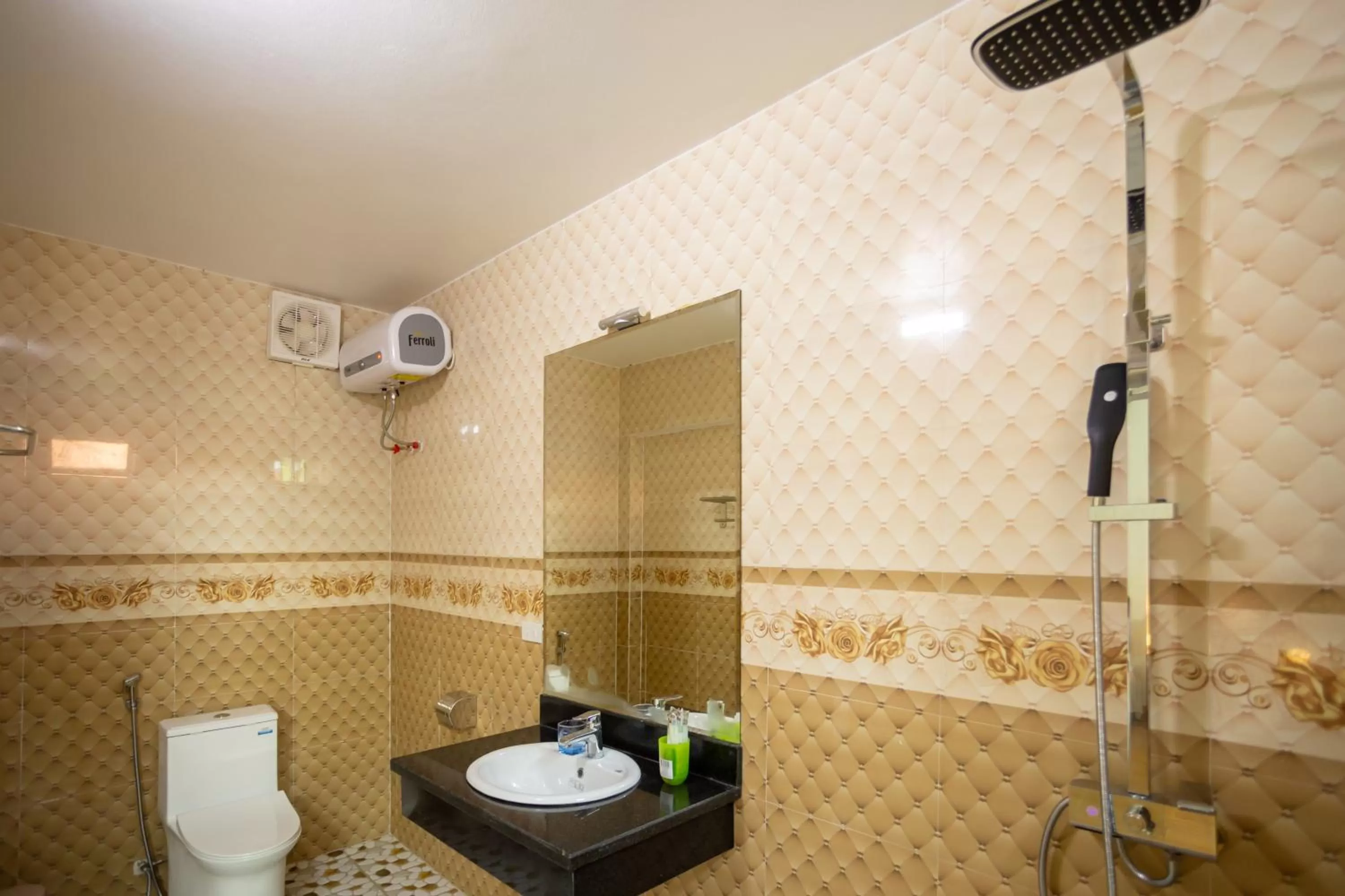 Shower in Ruby Homestay