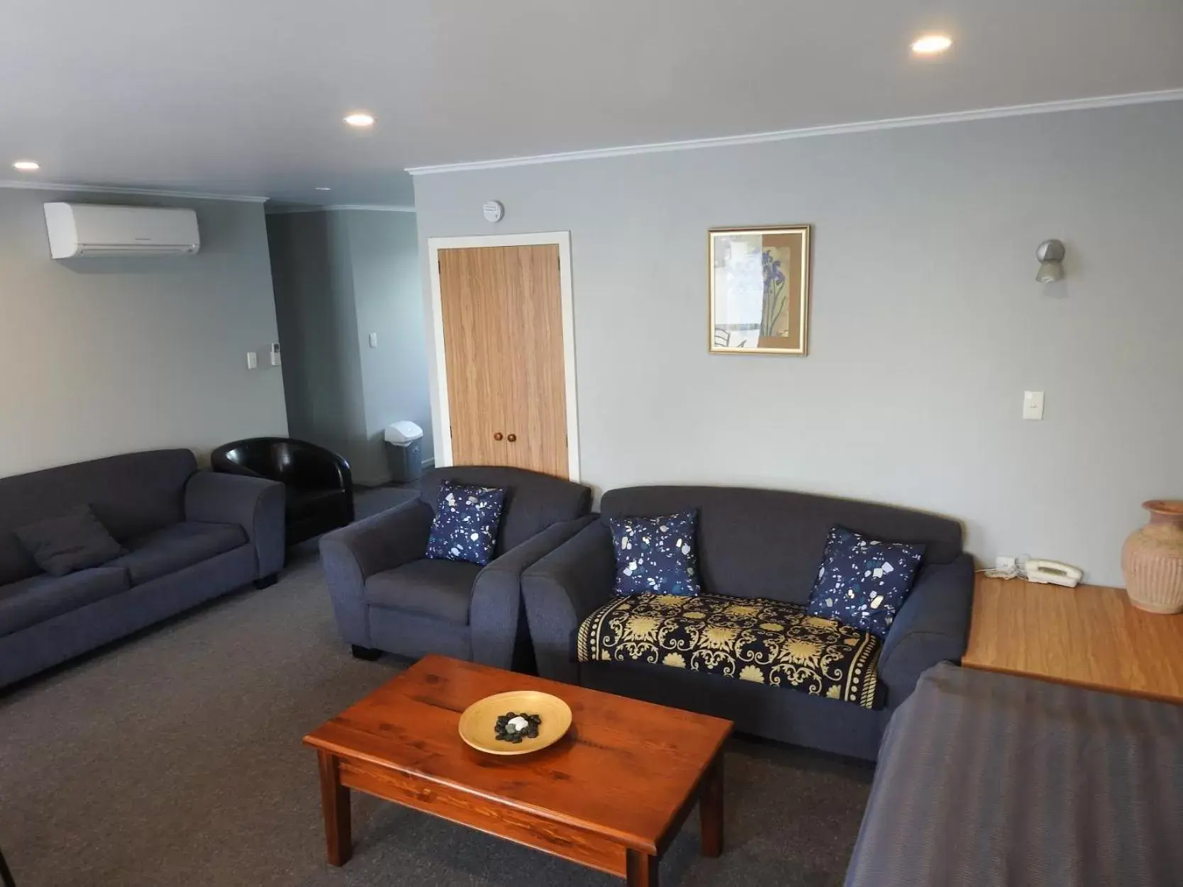 Living room, Seating Area in Coronation Park Motels