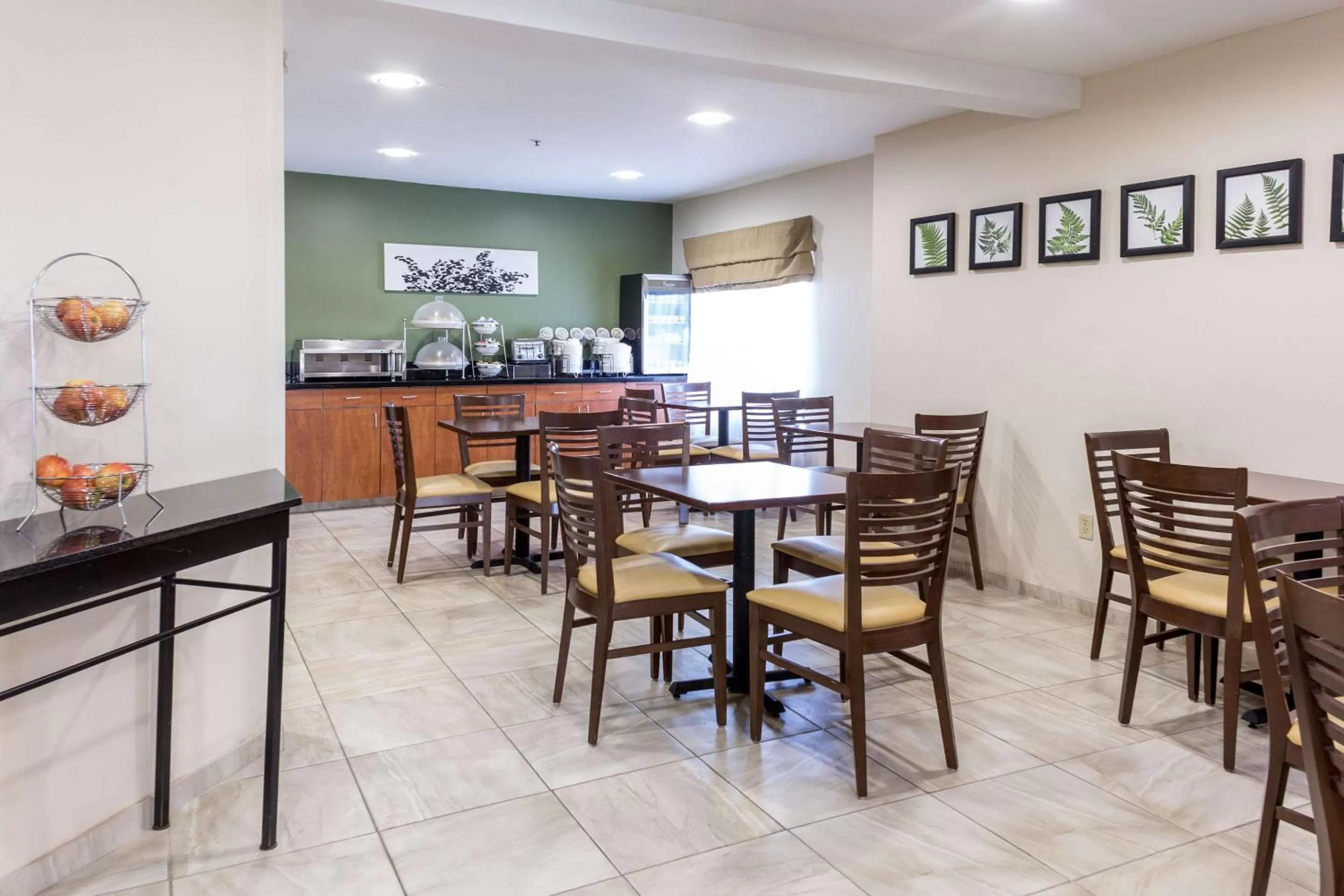 Restaurant/places to eat in Sky Harbor Airport Inn