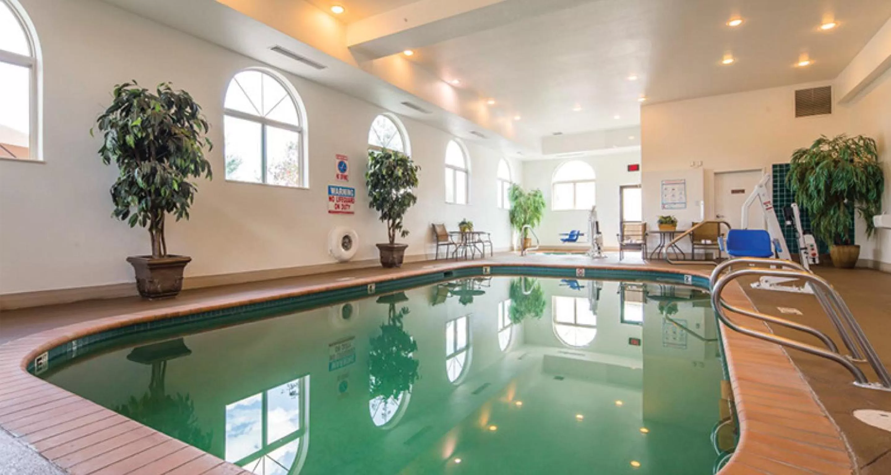 Swimming pool in Best Western Plus Deer Park Hotel and Suites