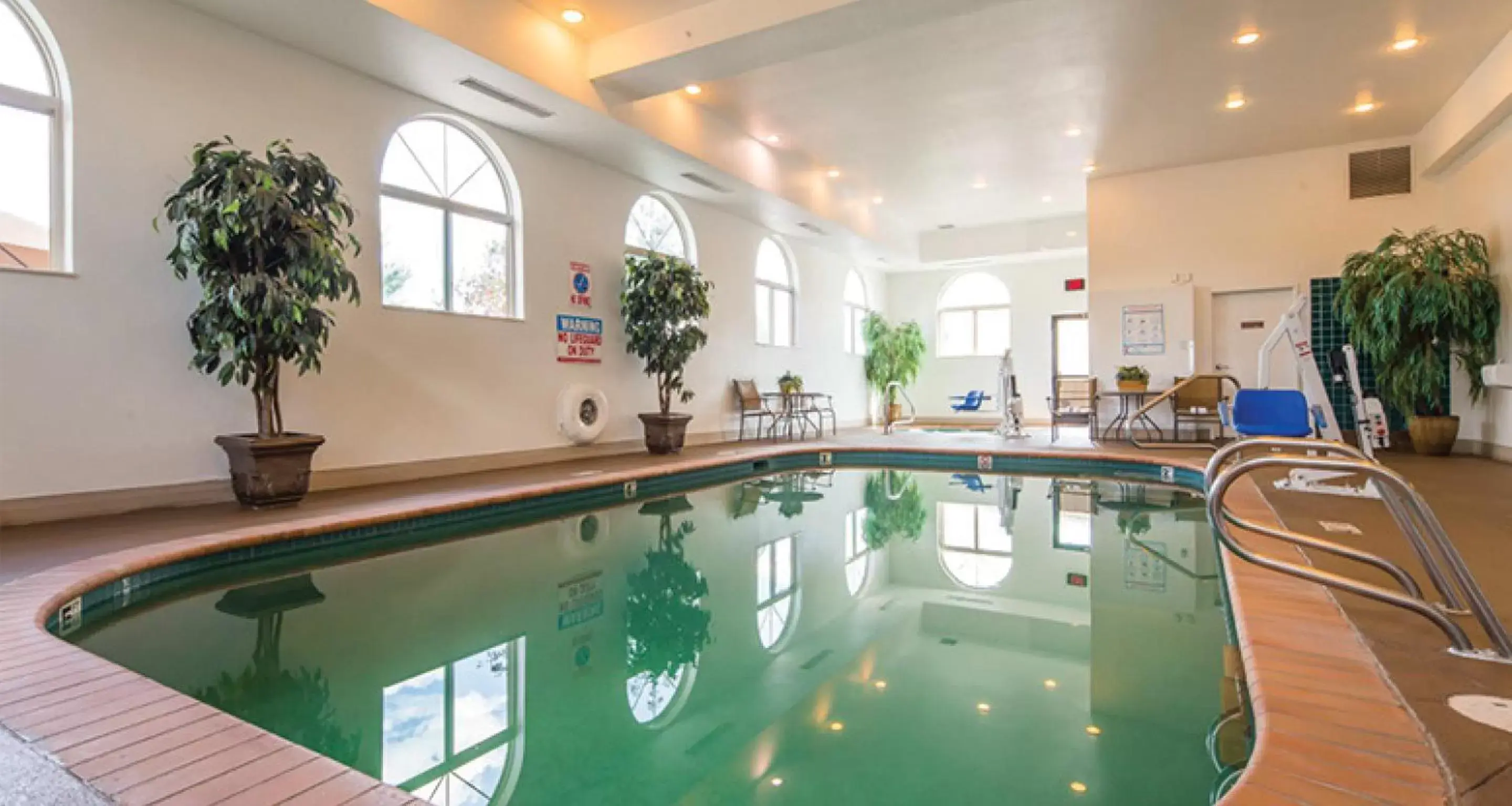 Swimming Pool in Best Western Plus Deer Park Hotel and Suites