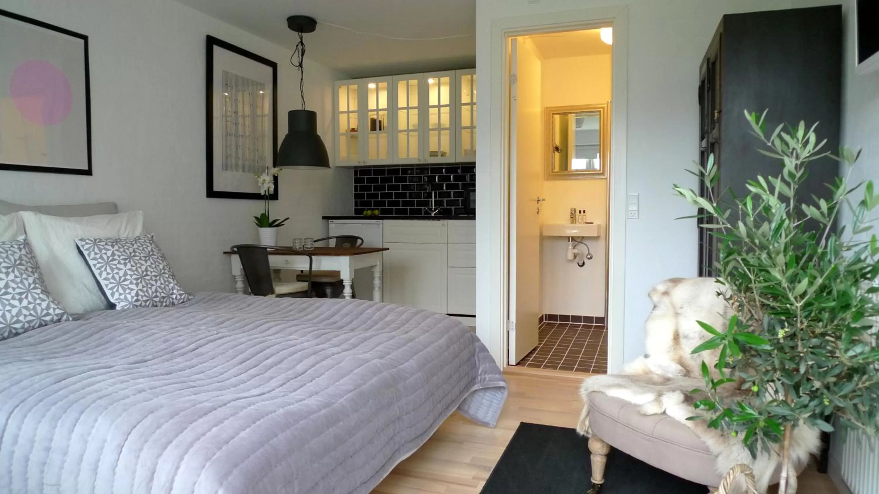 Bathroom, Bed in Dragondrum Bed & Breakfast