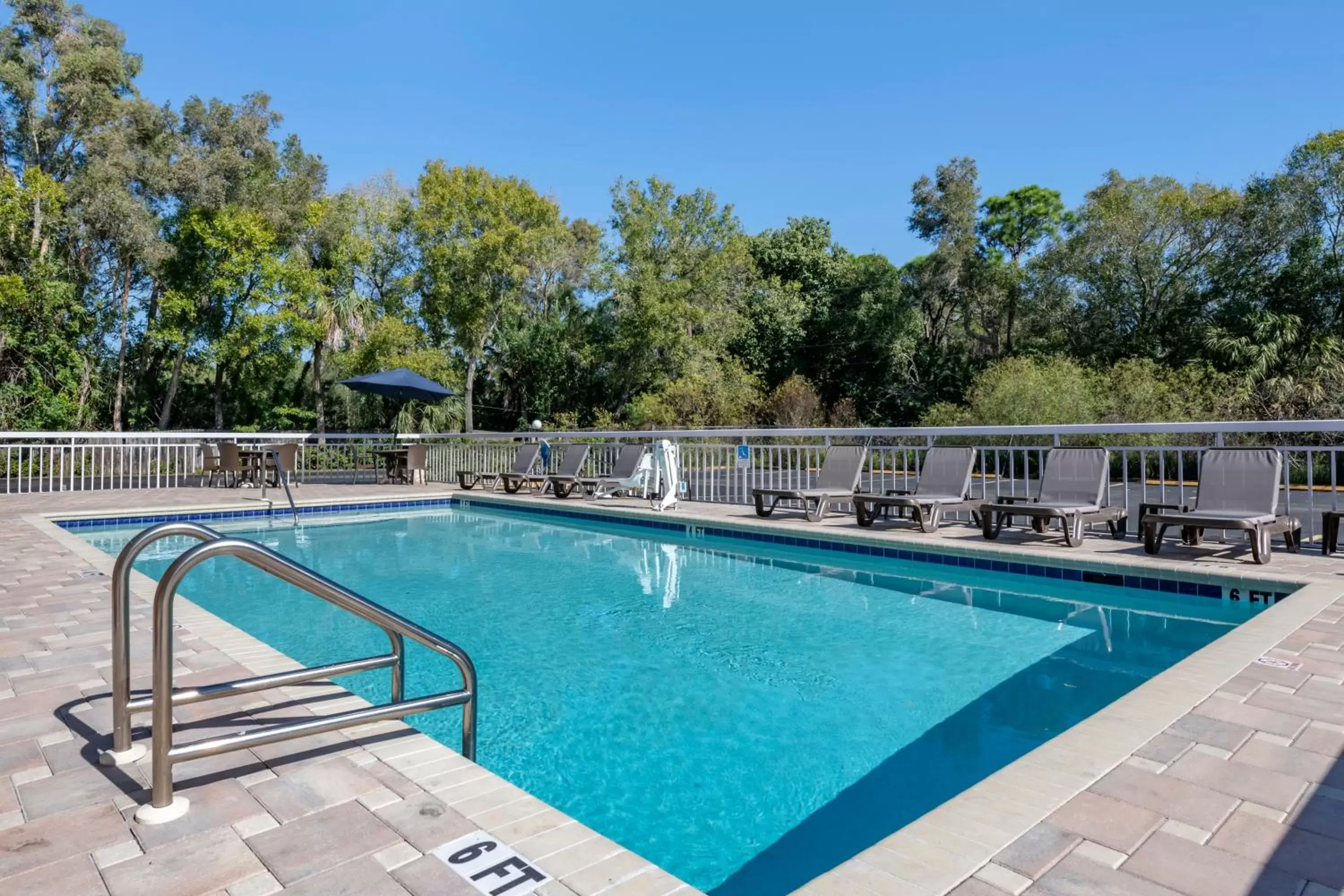 Swimming Pool in Quality Inn Sarasota North Near Lido Key Beach