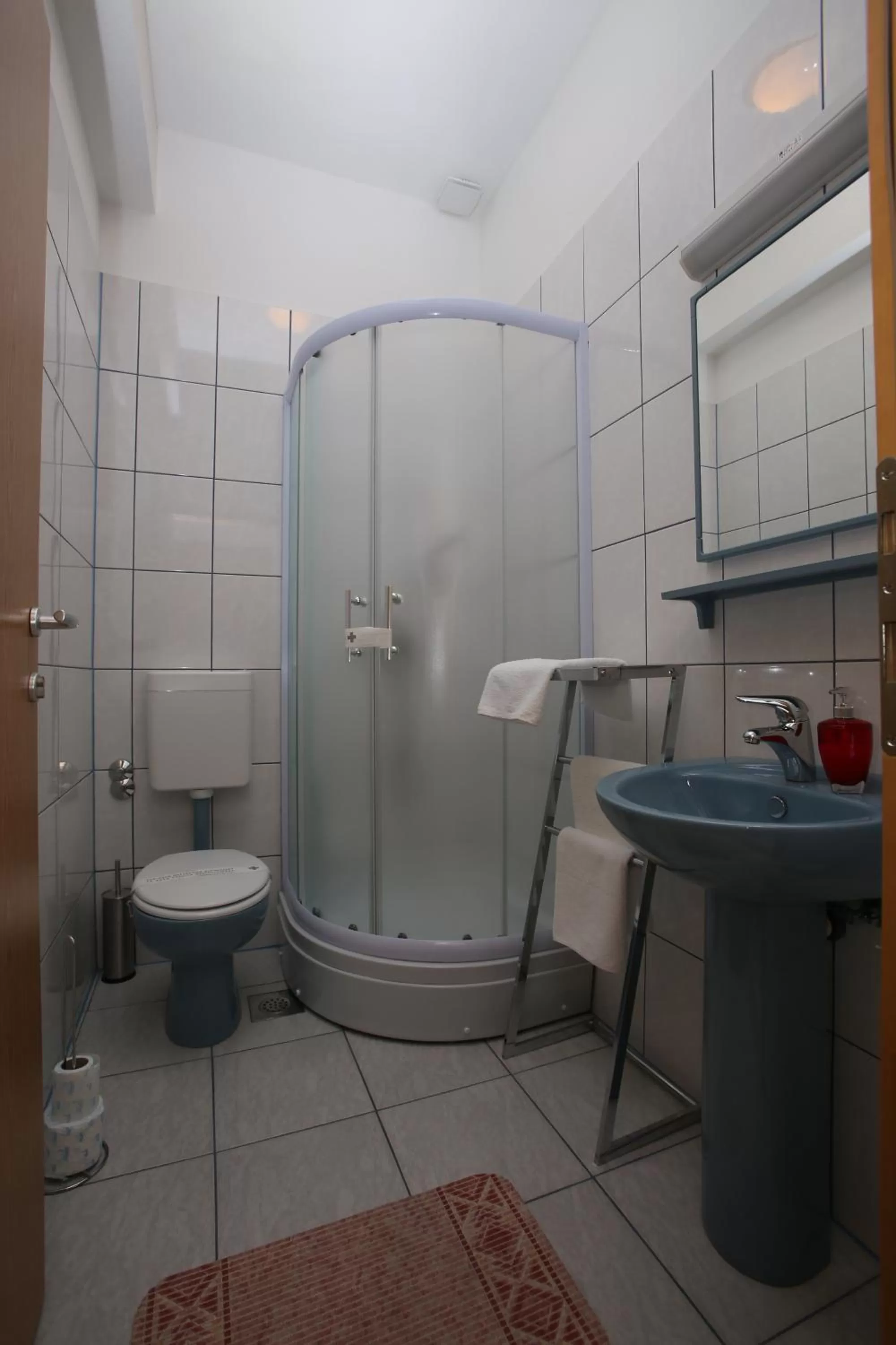 Bathroom in Motel Maks