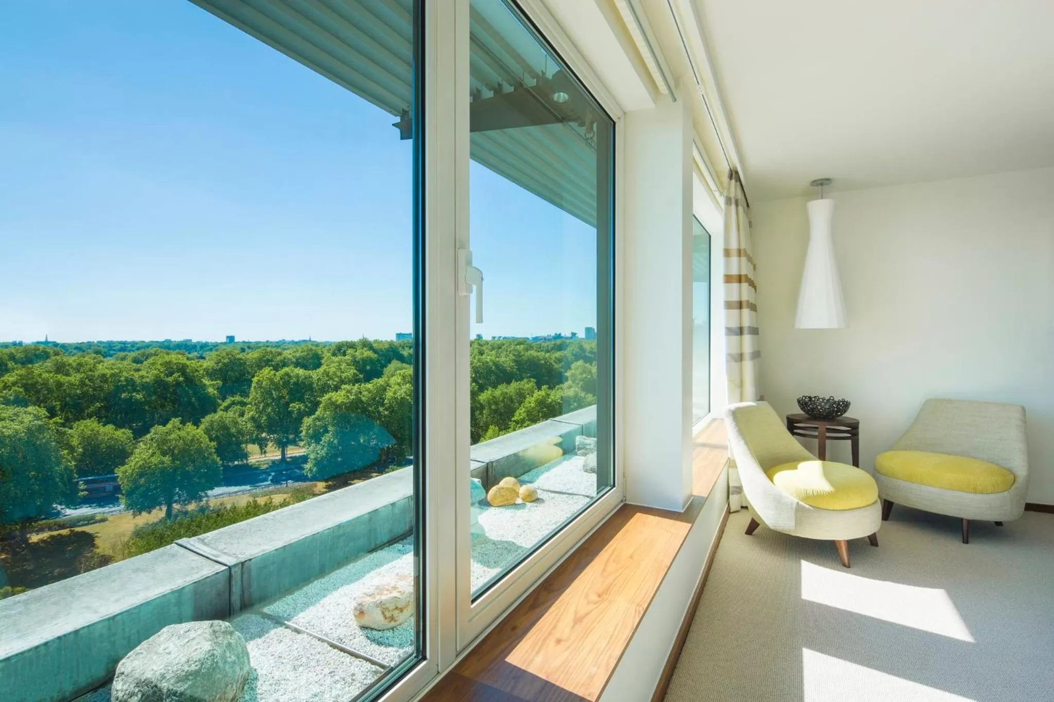 Photo of the whole room in COMO Metropolitan London