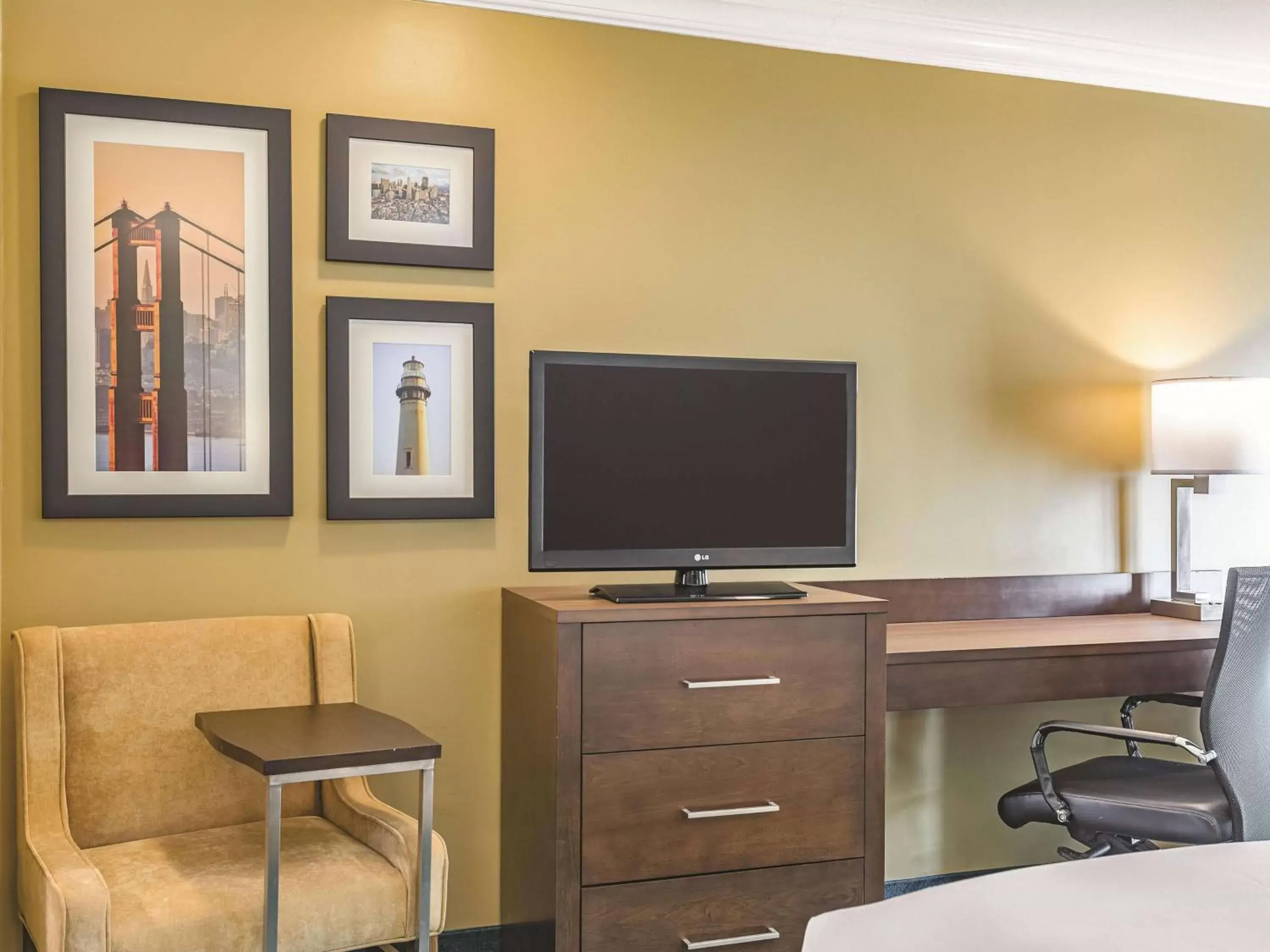 Photo of the whole room, TV/Entertainment Center in La Quinta by Wyndham San Francisco Airport West