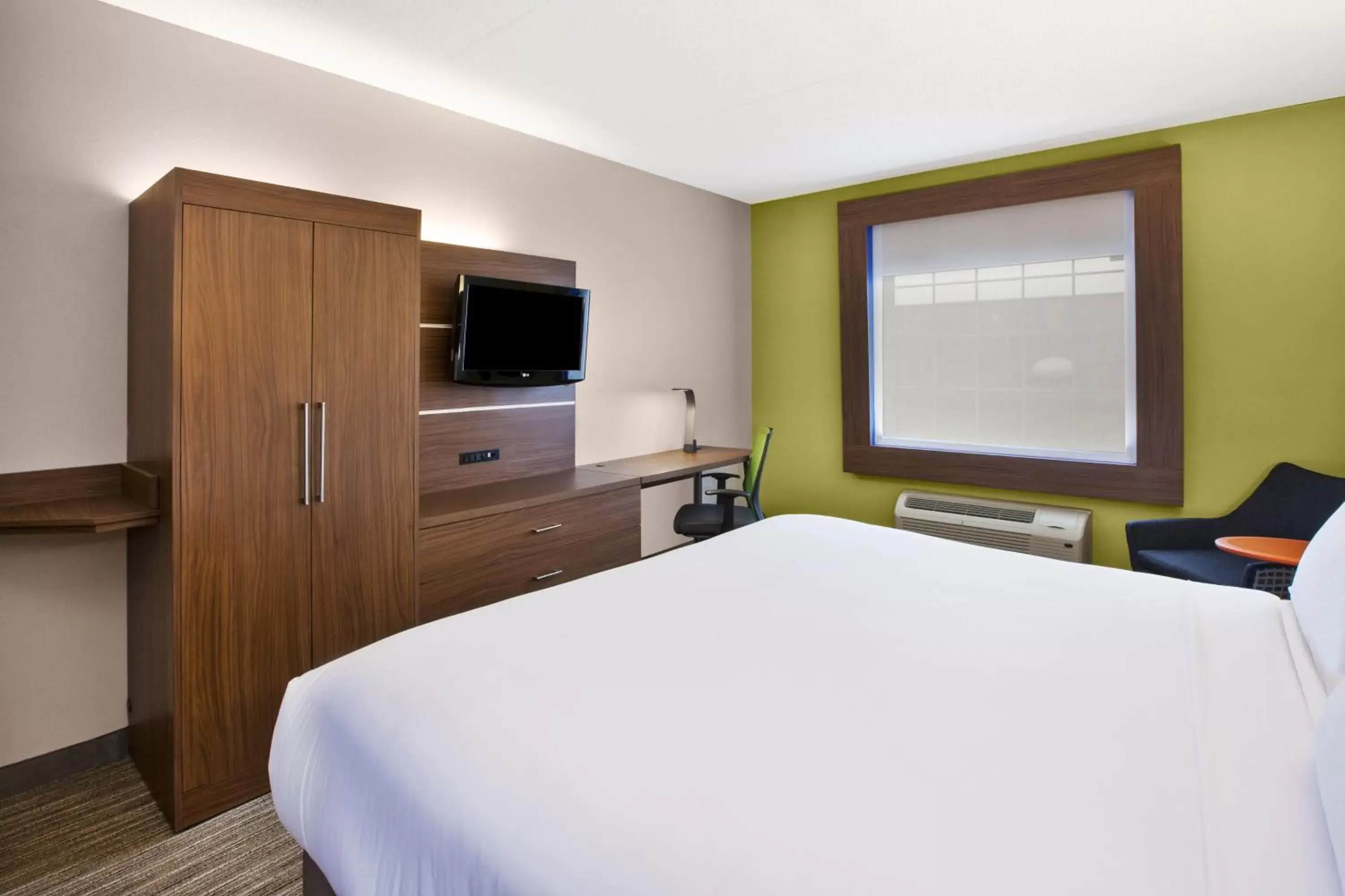 Photo of the whole room, Bed in Holiday Inn Express Hotel & Suites Manchester Conference Center, an IHG Hotel