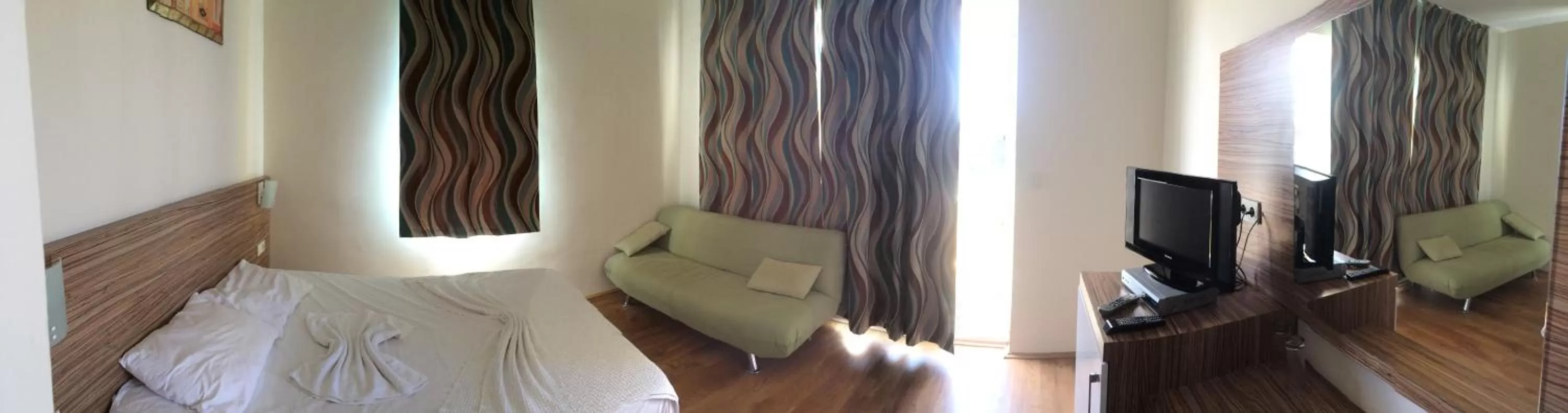 Communal lounge/ TV room in Yucesan Hotel