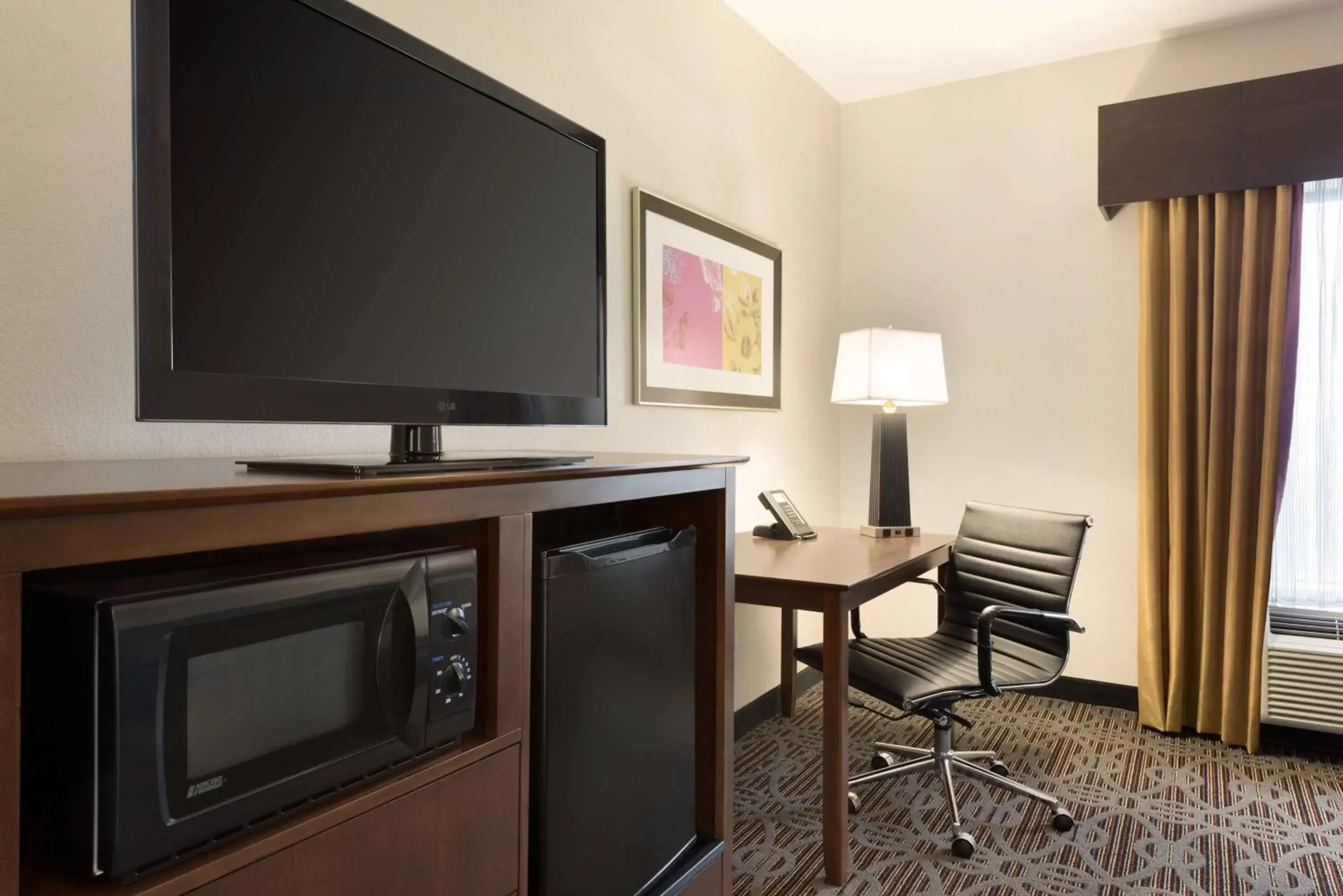 Bed, TV/Entertainment Center in Hampton Inn West Monroe