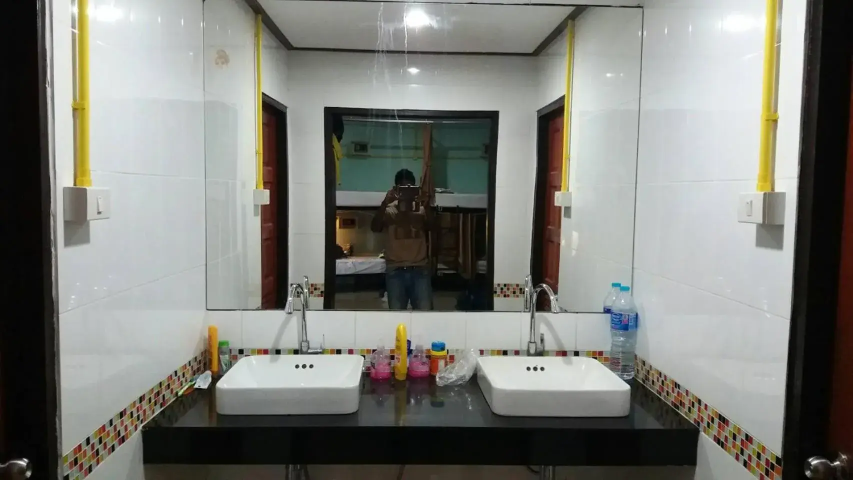 Bathroom in Lanta Long Beach Hostels