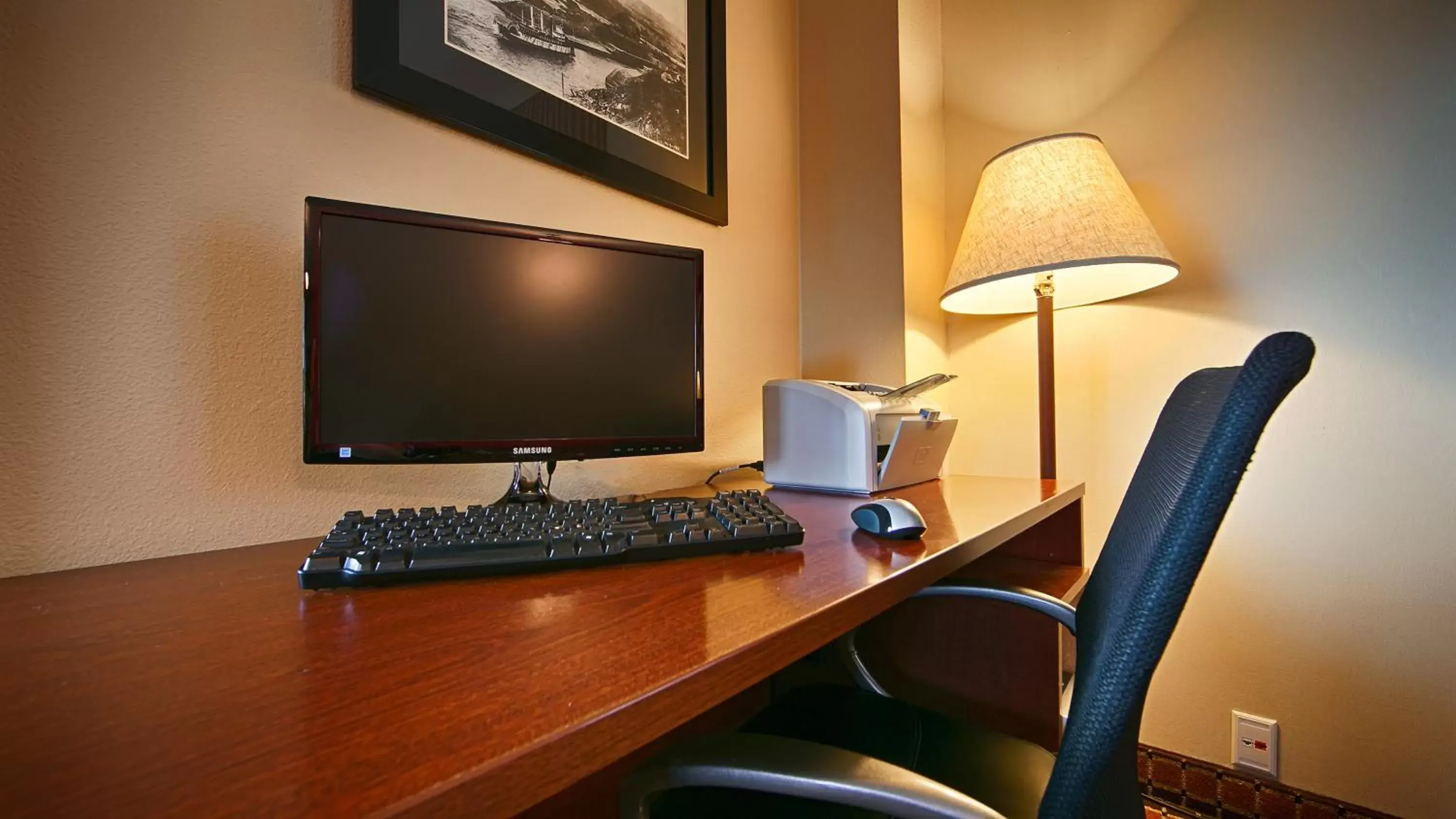 Business facilities, TV/Entertainment Center in Best Western Plus Columbia River Inn