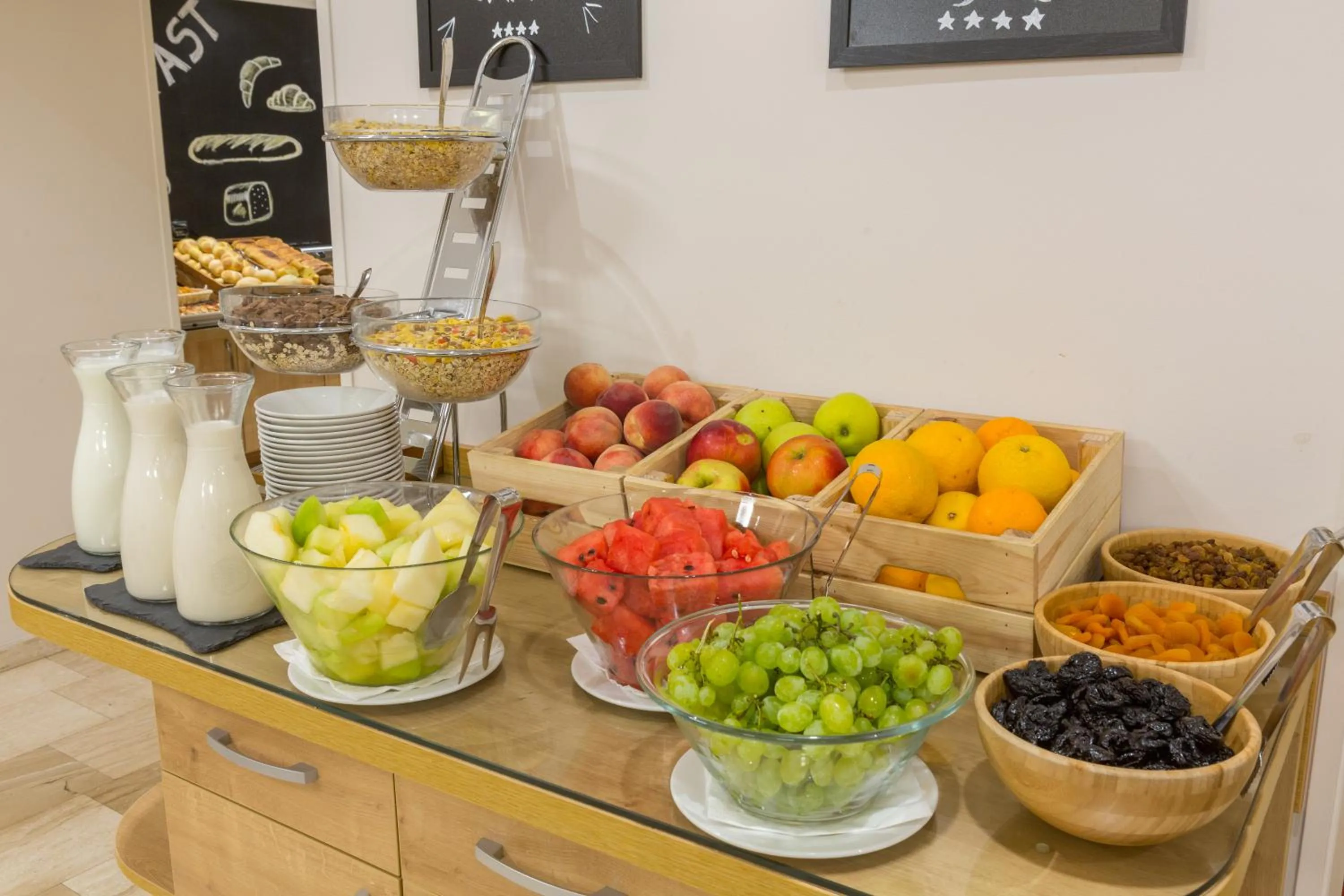 Food and drinks in Hotel Royal Inn