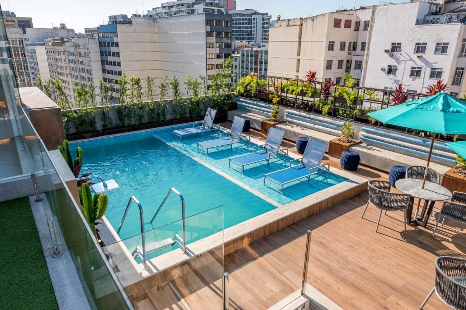 Swimming pool in Royal Regency Palace Hotel