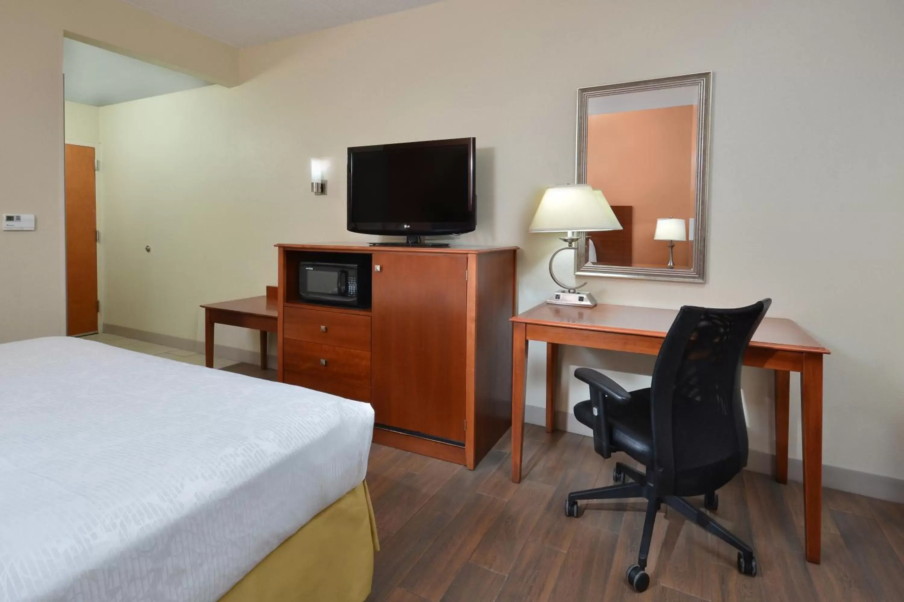 TV and multimedia, TV/Entertainment Center in Best Western Plus Wilmington / Wrightsville Beach