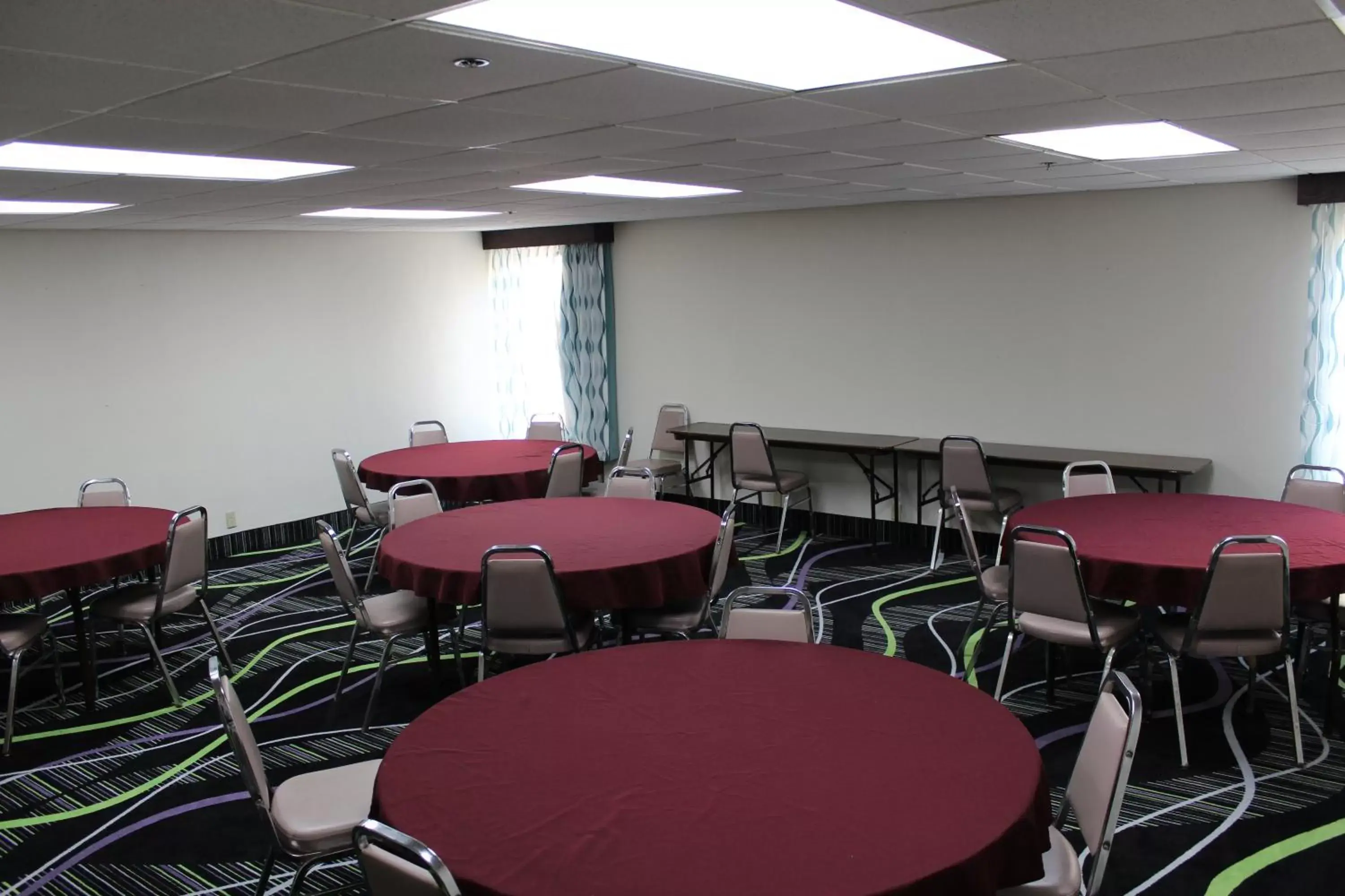 Meeting/conference room in La Quinta Inn by Wyndham Davenport & Conference Center
