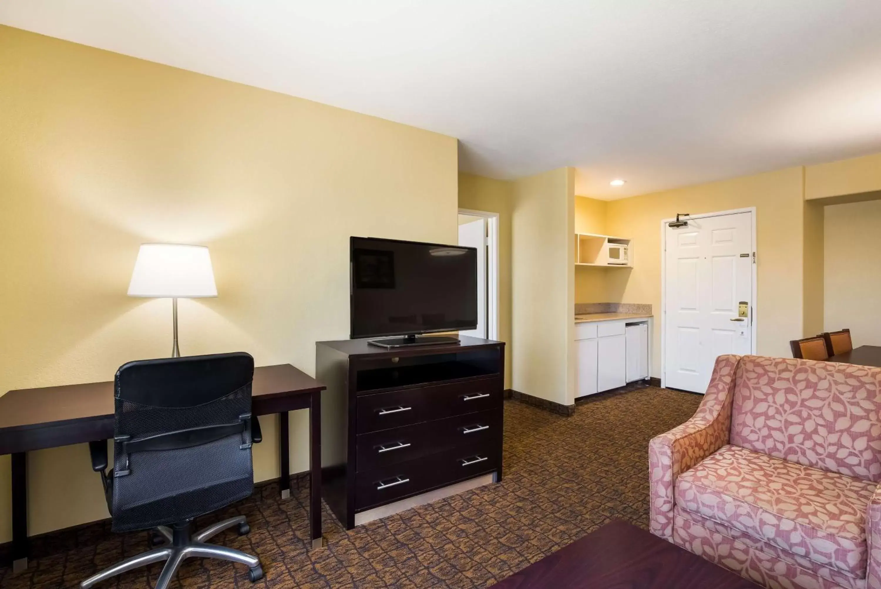 Bedroom, TV/Entertainment Center in Best Western Escondido Hotel