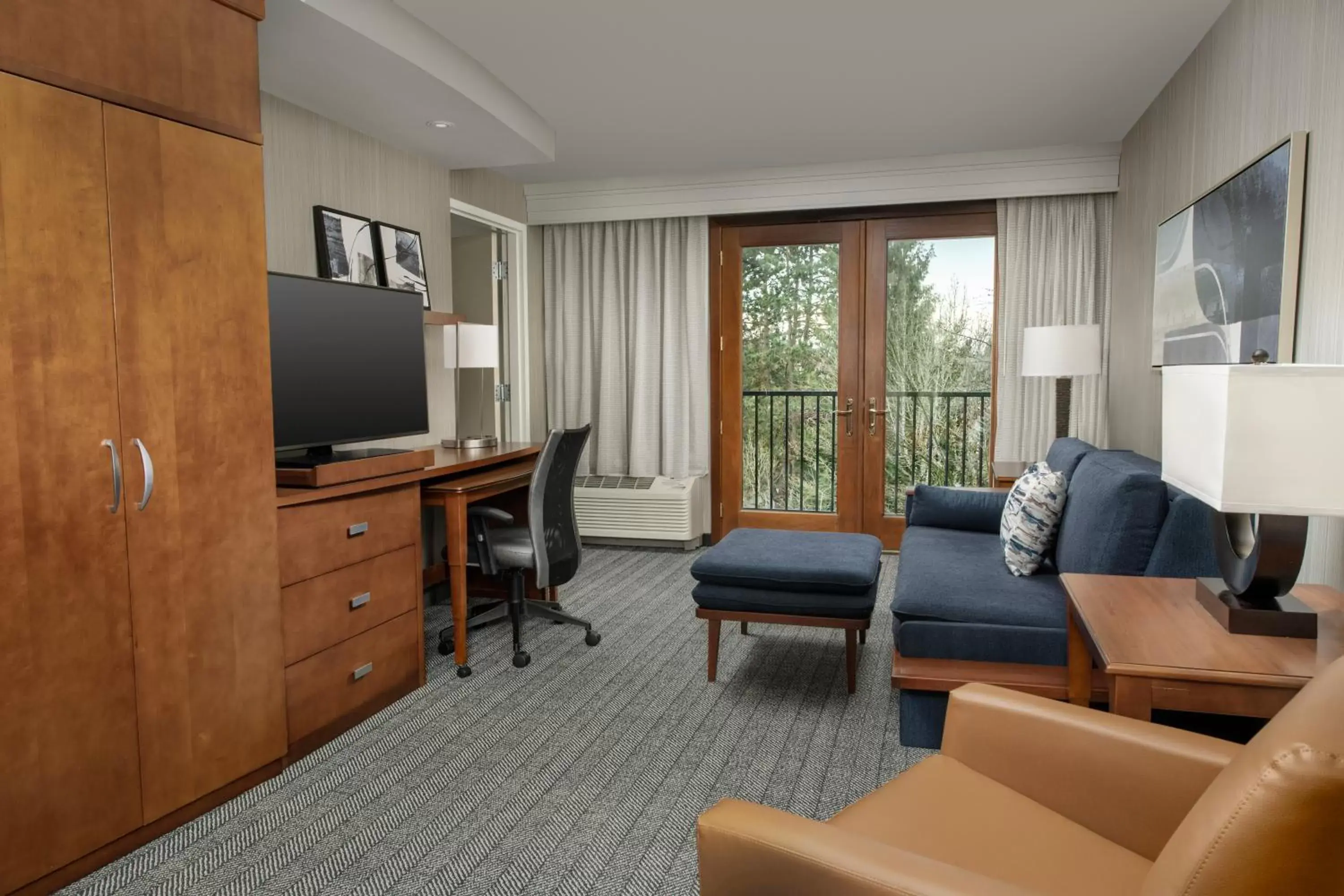 Living room, Seating Area in Courtyard by Marriott Seattle Kirkland