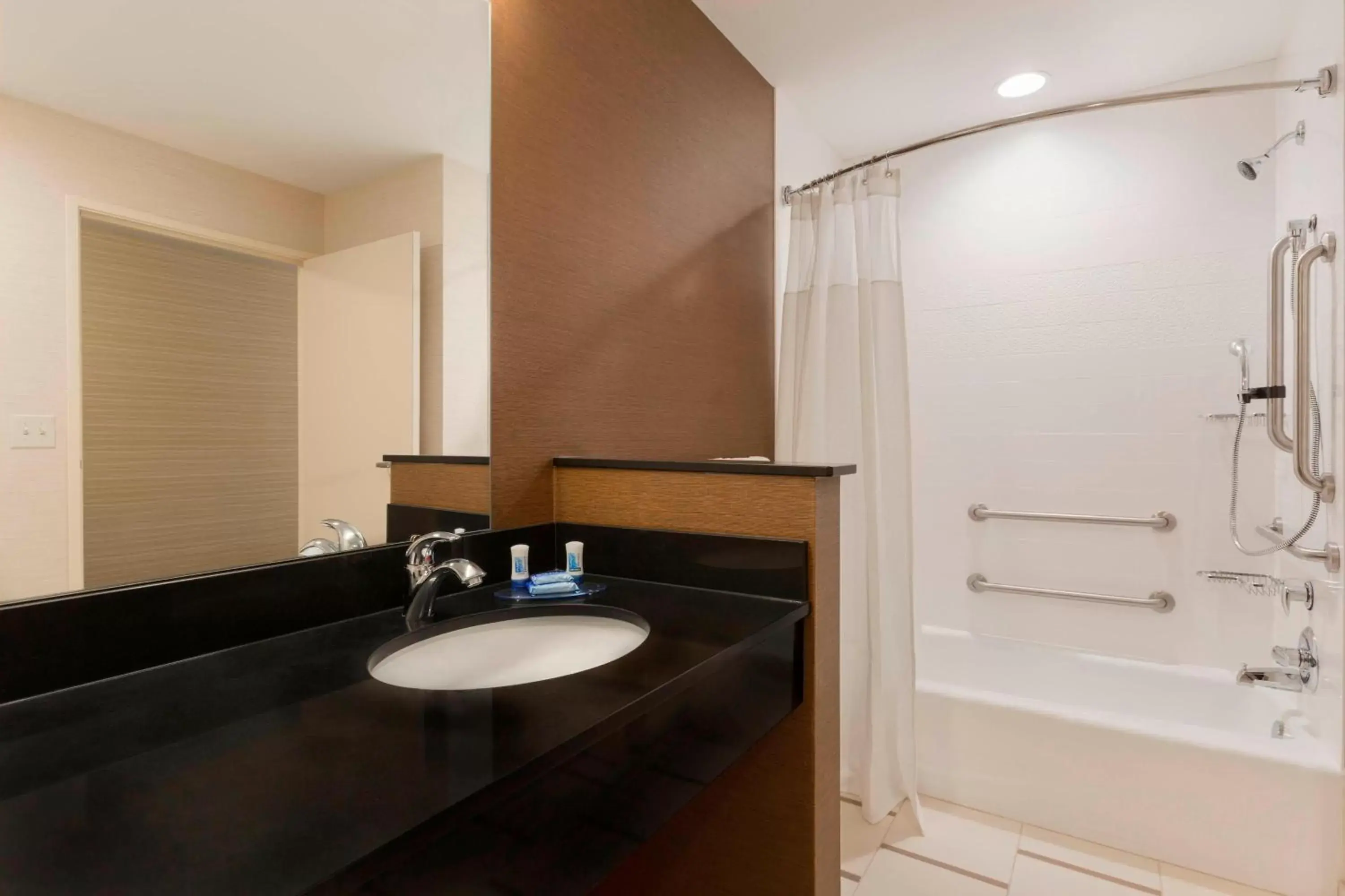 Bathroom in Fairfield Inn & Suites by Marriott Pittsburgh Airport/Robinson Township