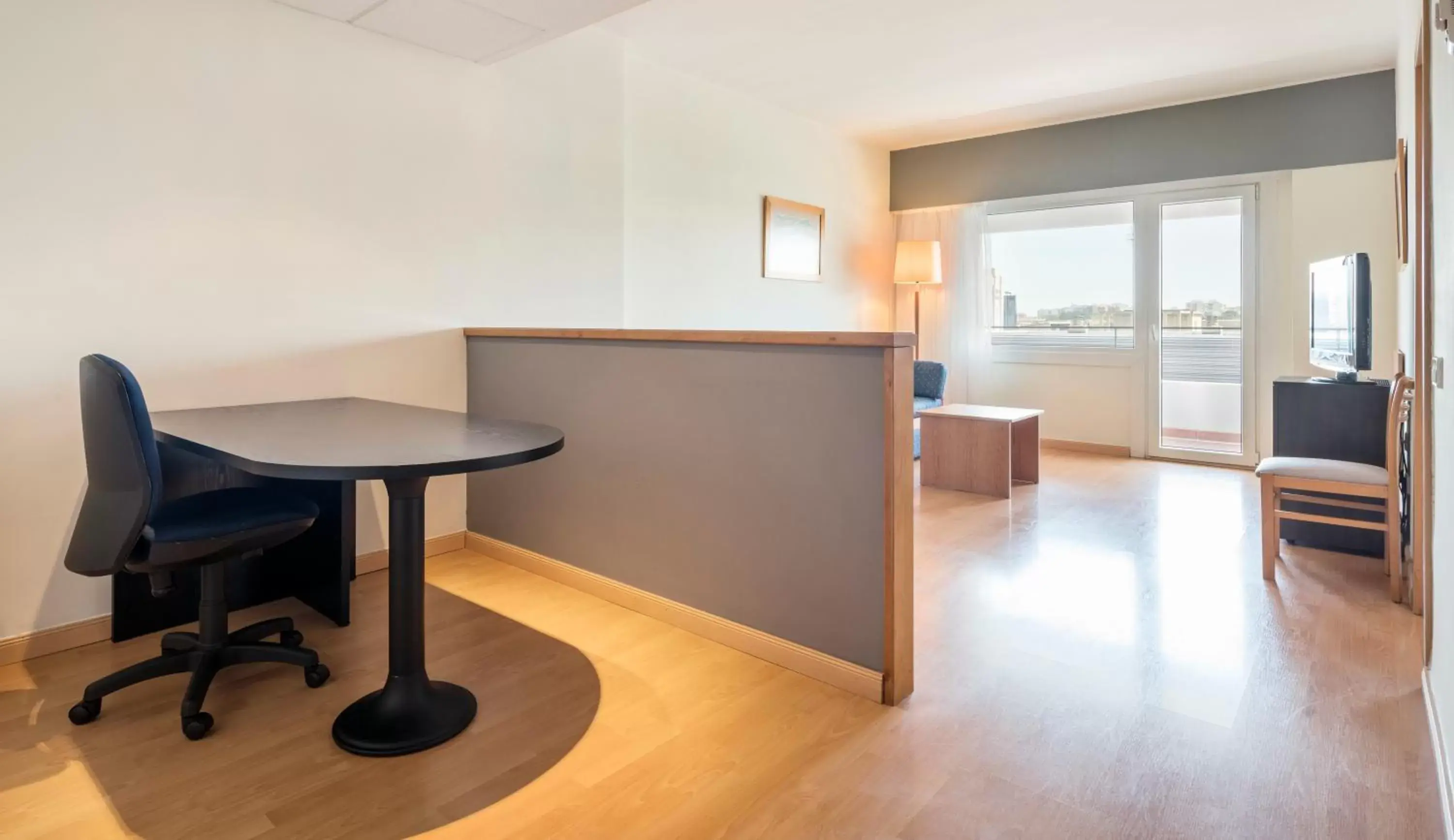 Seating area, Kitchen/Kitchenette in Ilunion Romareda